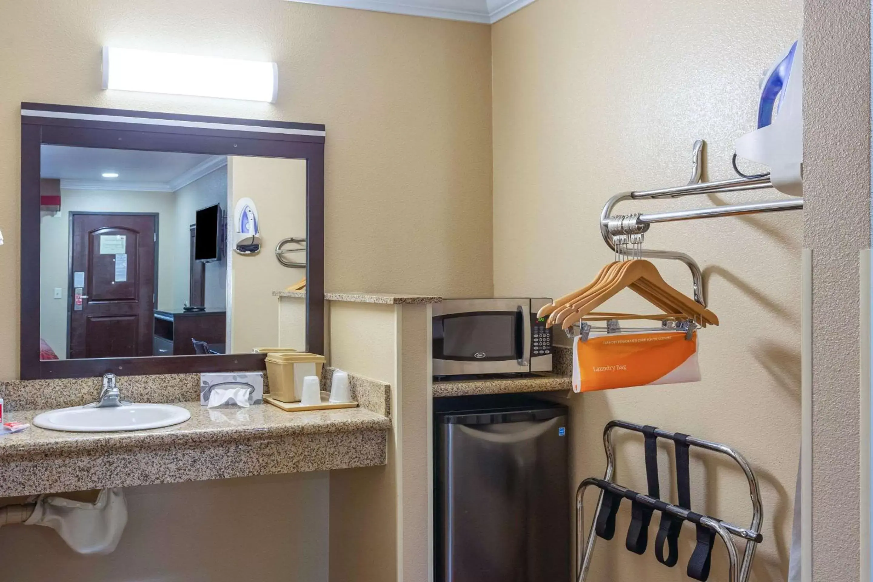 Bathroom in Econo Lodge Inn & Suites Escondido Downtown