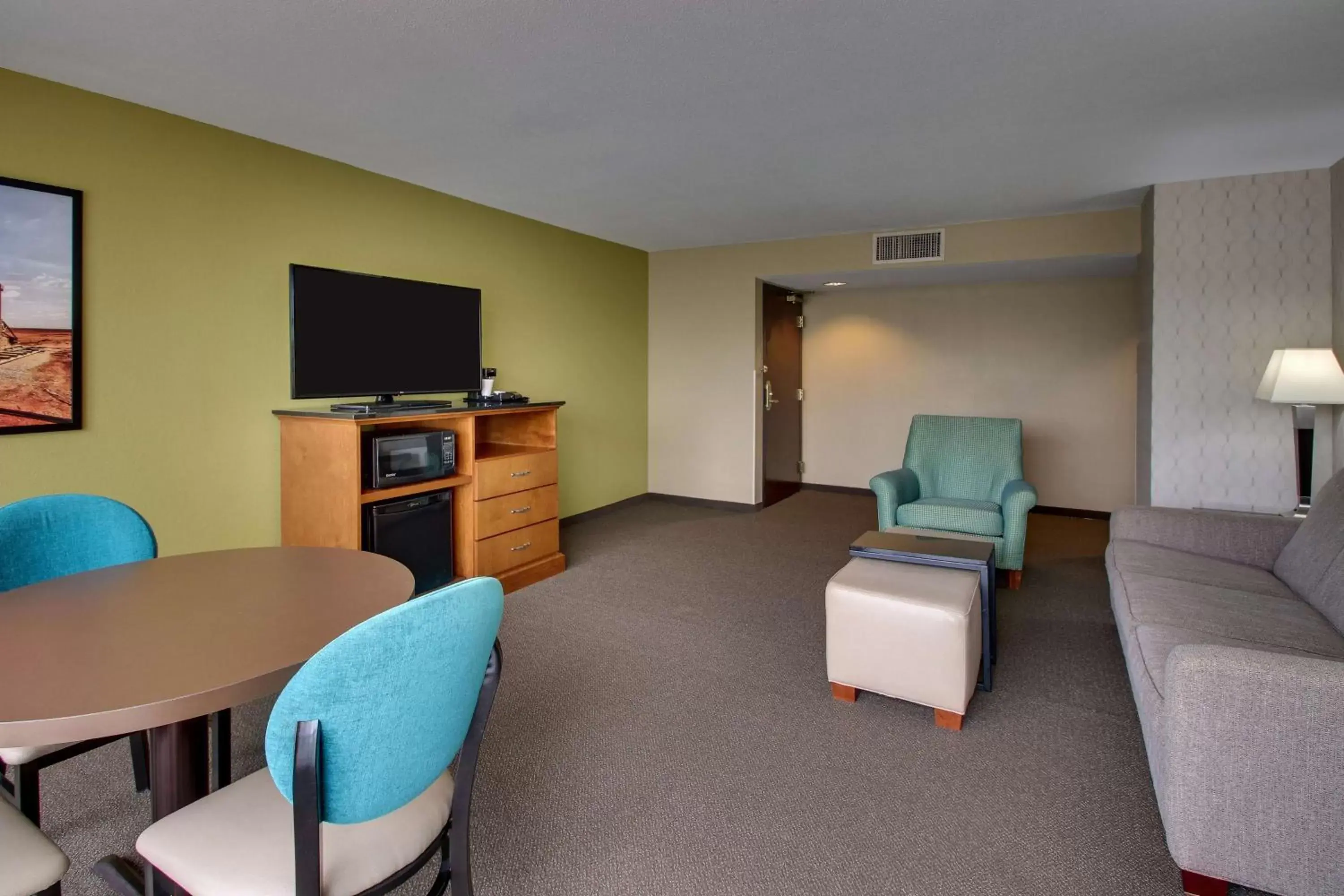 Photo of the whole room, Seating Area in Drury Inn & Suites Houston The Woodlands