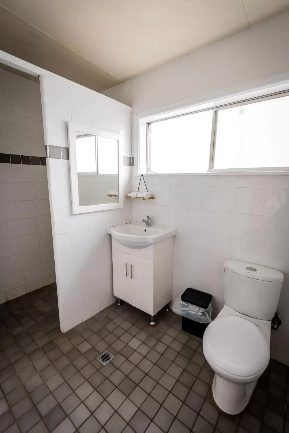 Shower, Bathroom in Ardeanal Motel