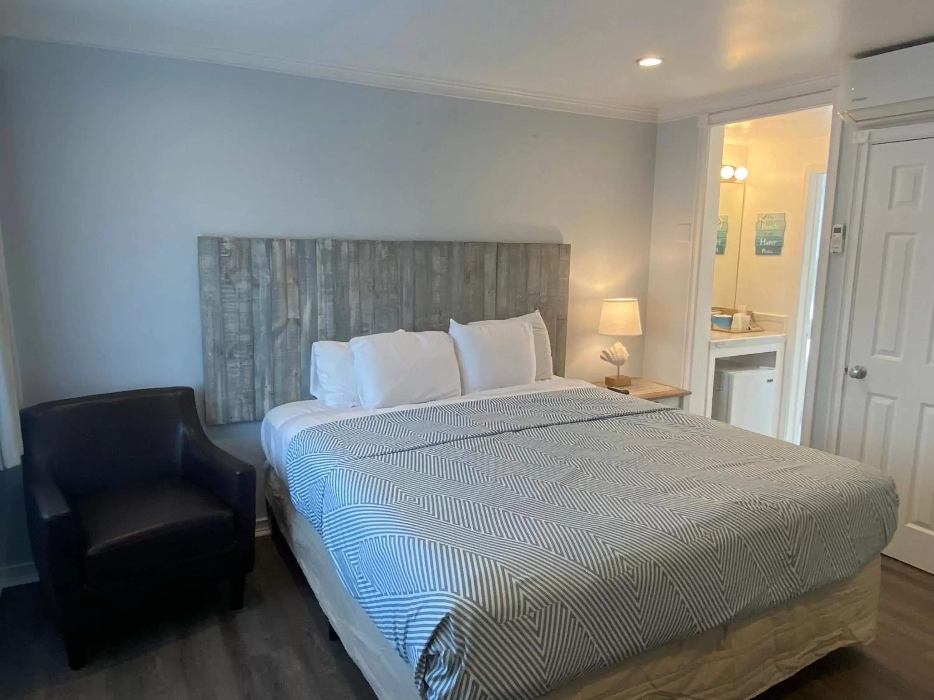 Bed in Ocean Lodge Santa Monica Beach Hotel