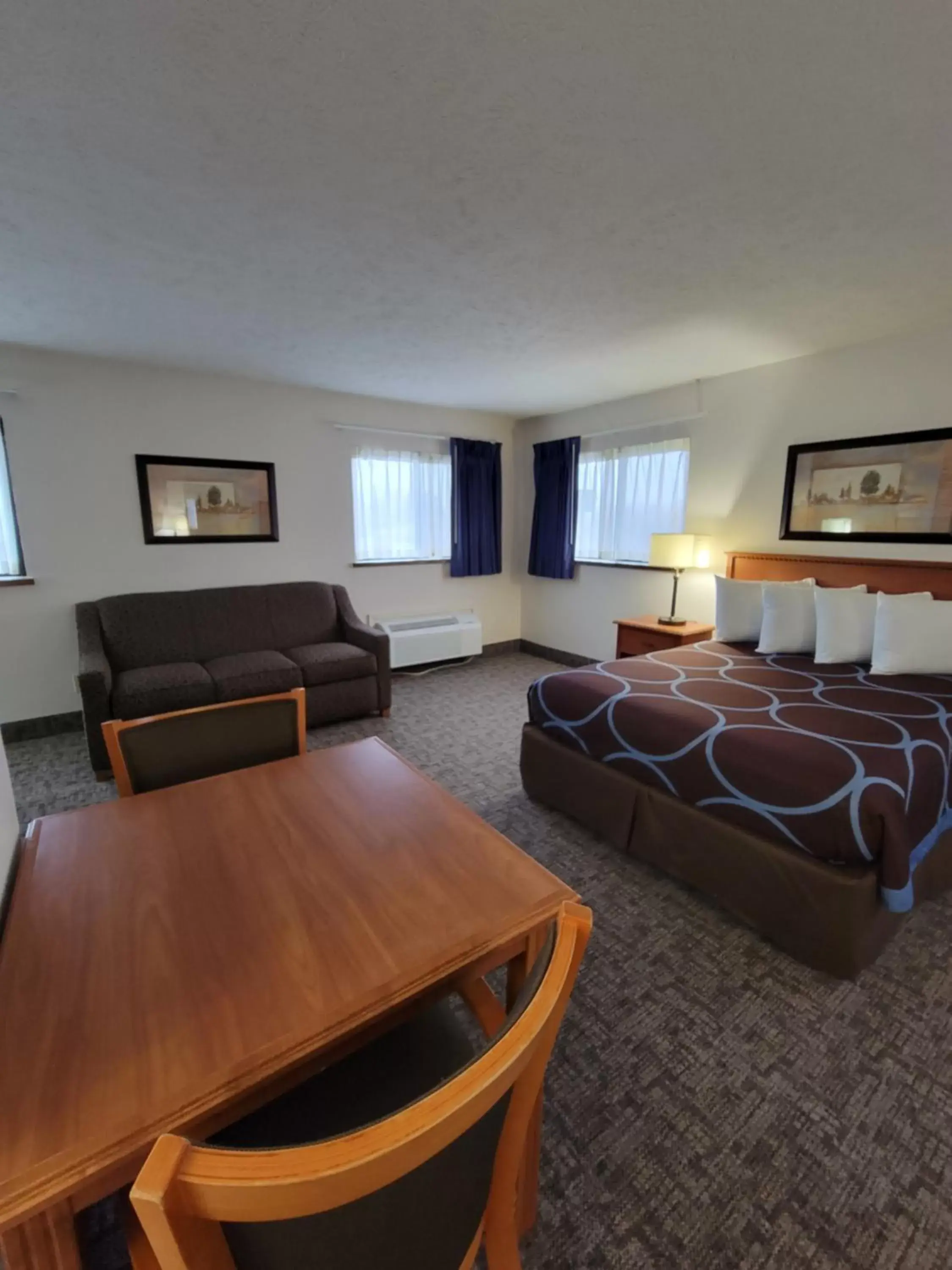 Living room in SureStay Plus Hotel by Best Western Grand Island