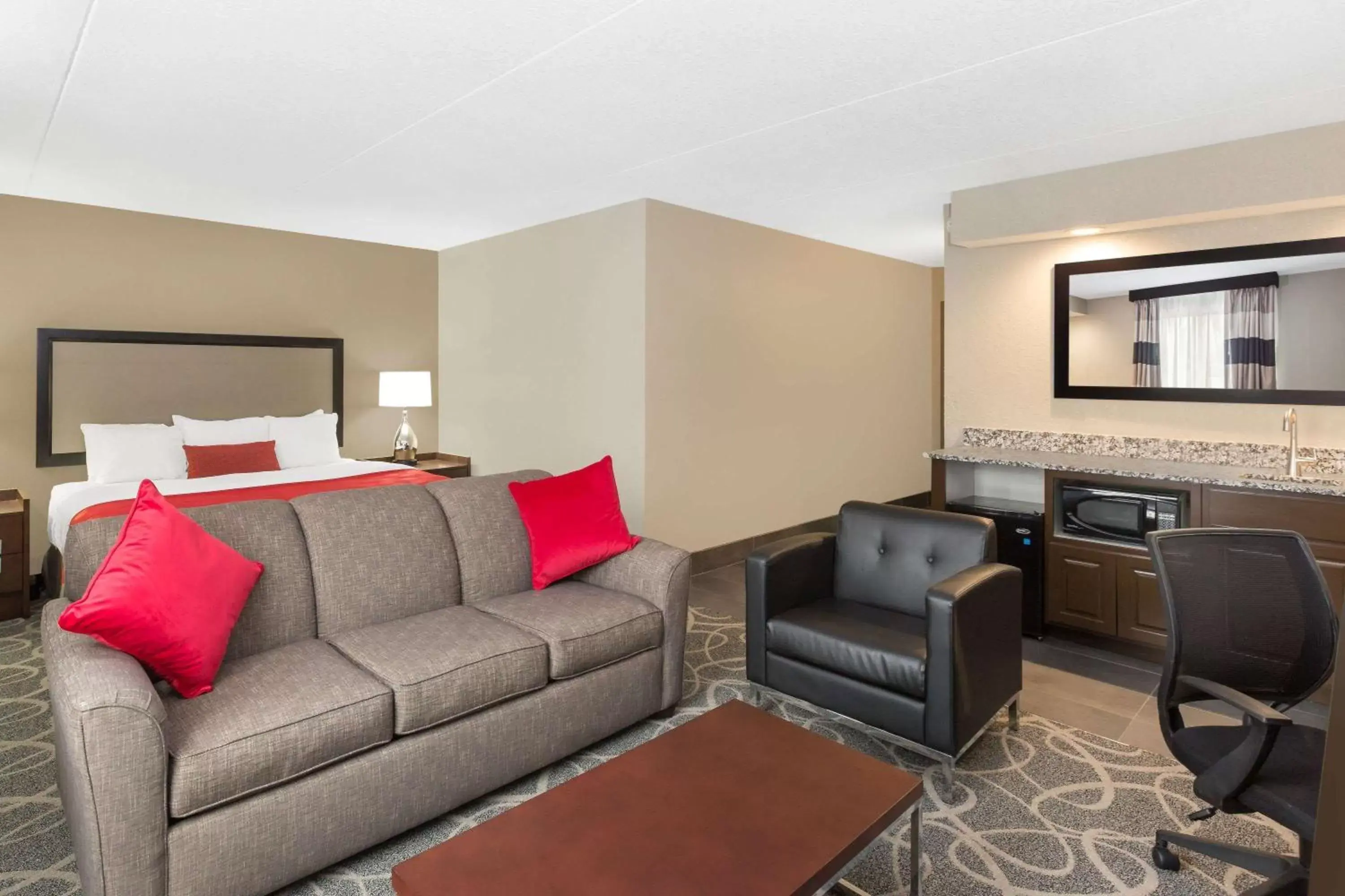 Kitchen or kitchenette, Seating Area in Ramada by Wyndham Des Moines Airport