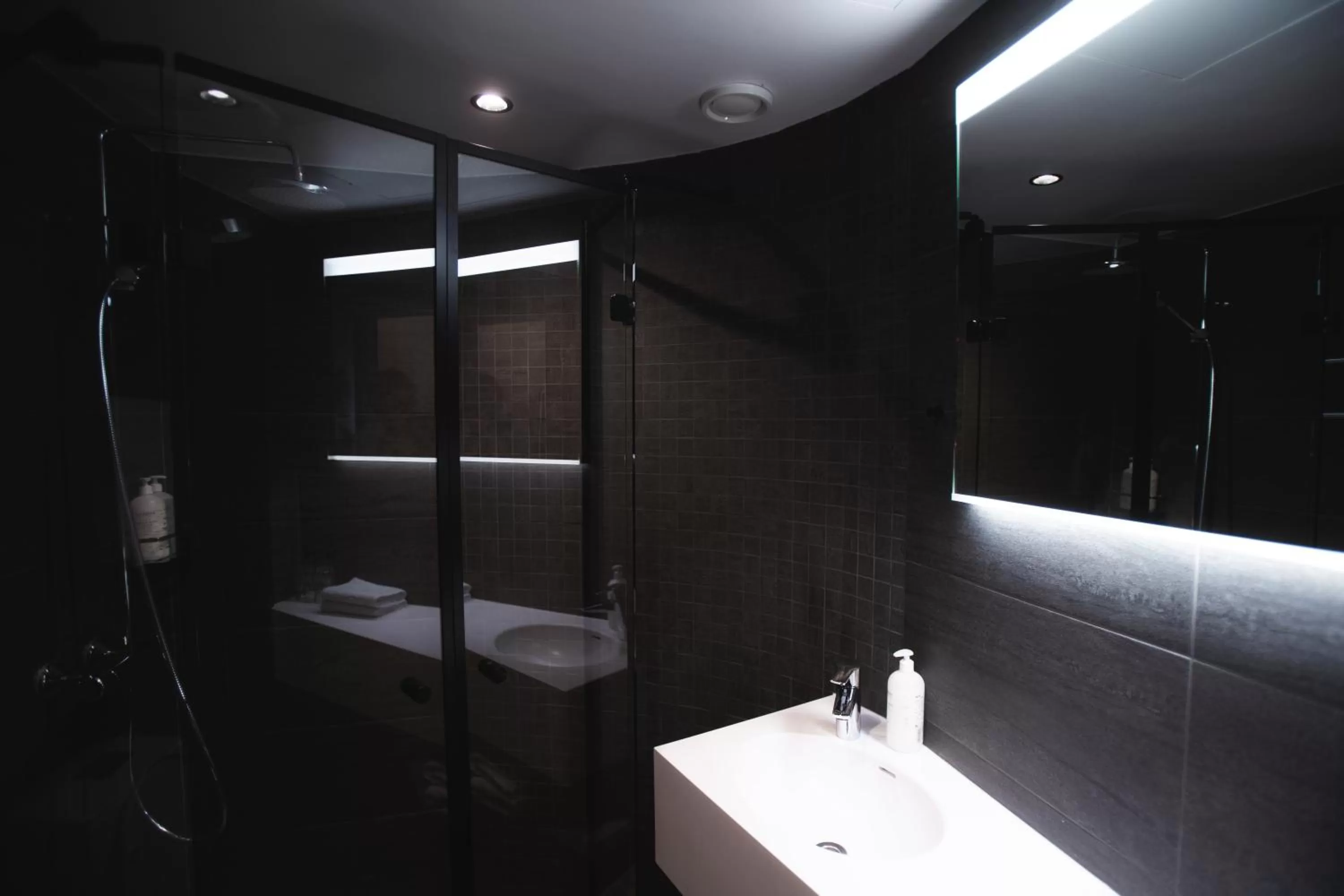 Shower in Break Sokos Hotel Bomba