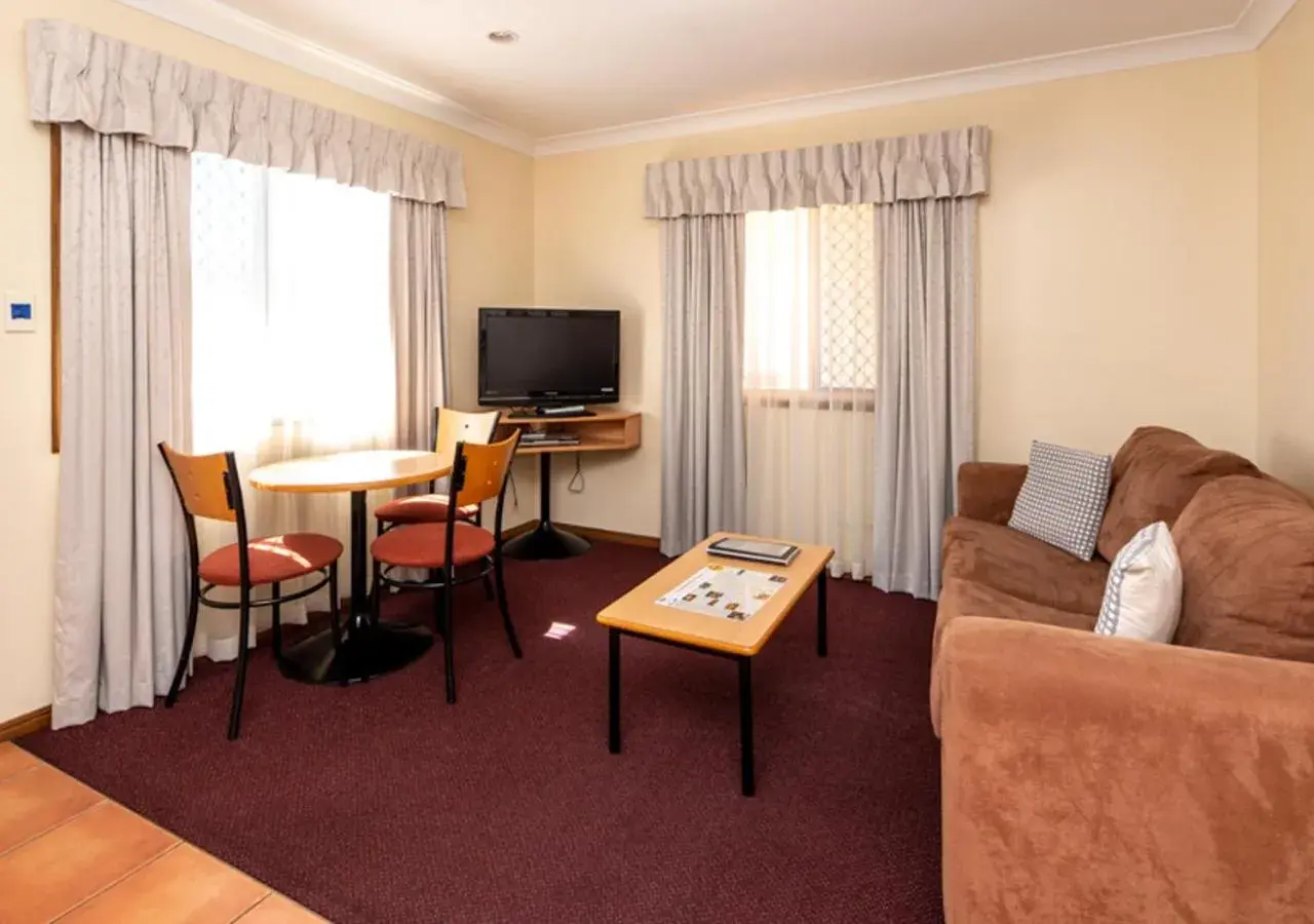 Living room, Seating Area in Riviera on Ruthven Motel