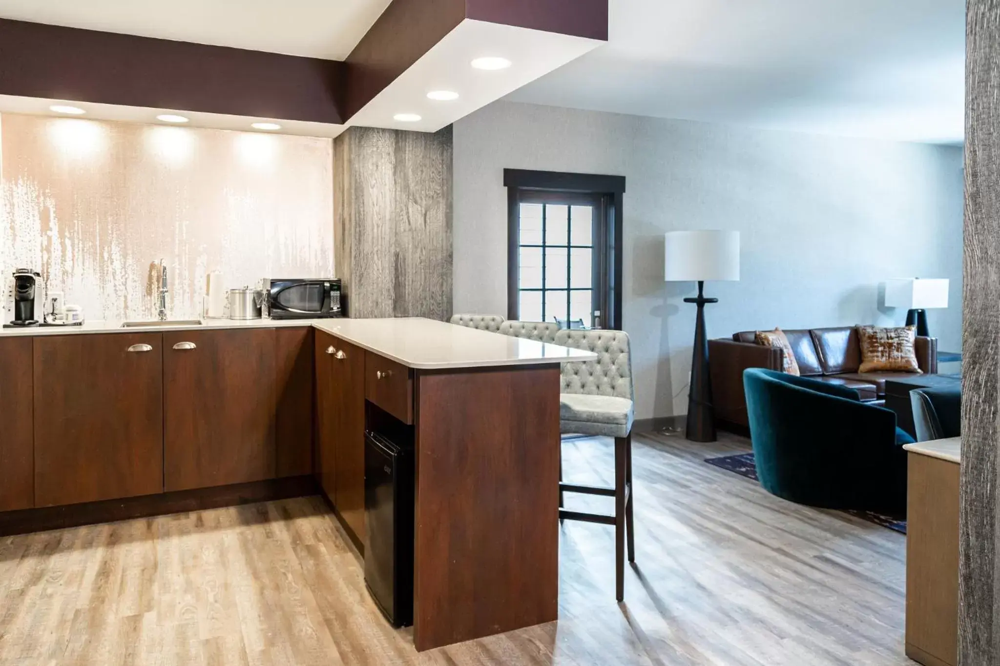 Photo of the whole room, Kitchen/Kitchenette in Holiday Inn Resort Deadwood Mountain Grand, an IHG Hotel