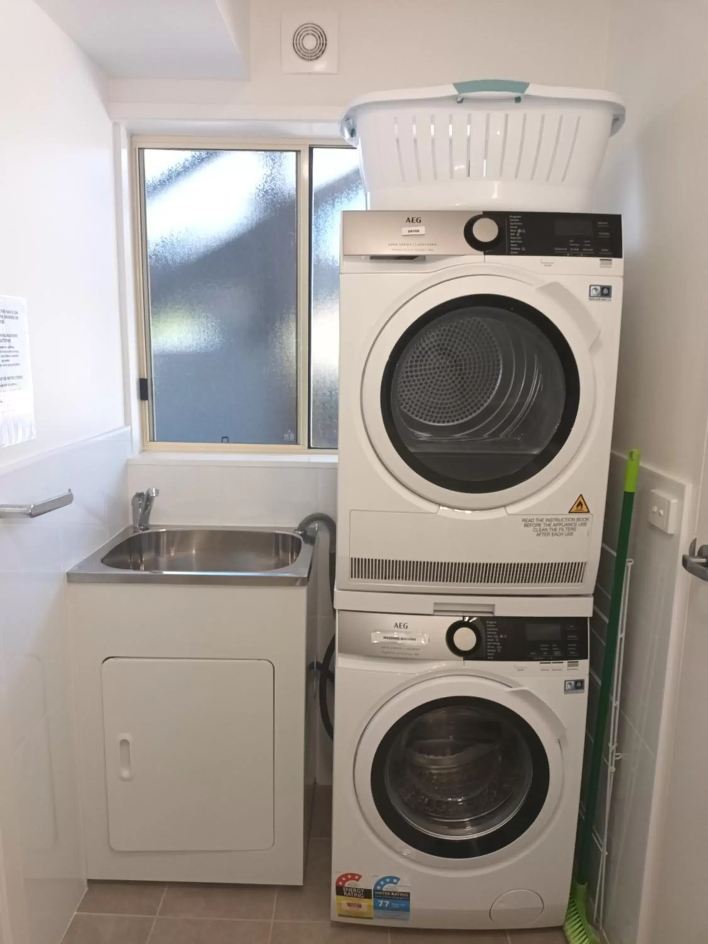 Kitchen/Kitchenette in Grandeur Holiday Units