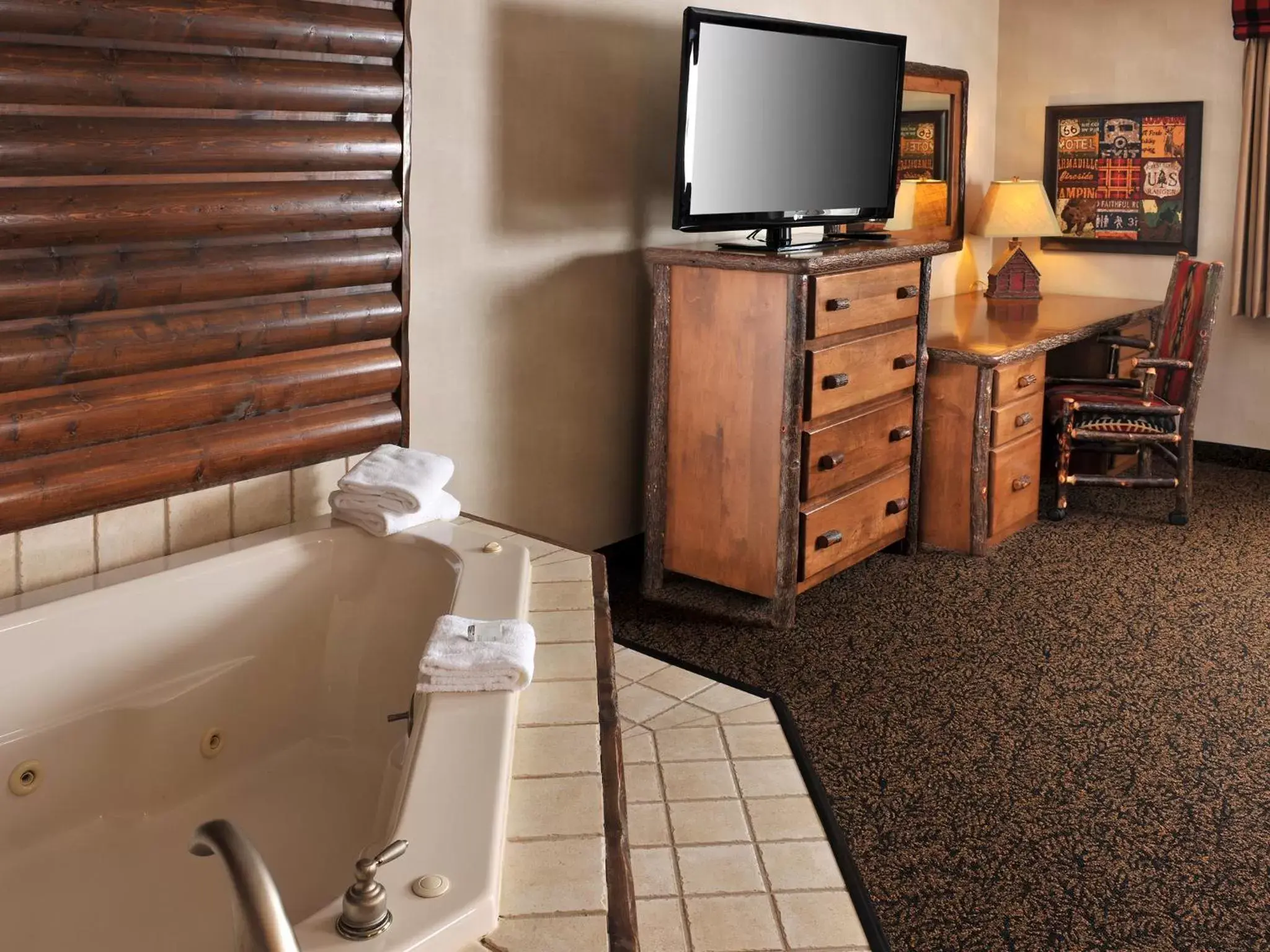 Hot Tub, TV/Entertainment Center in Stoney Creek Hotel Des Moines - Johnston