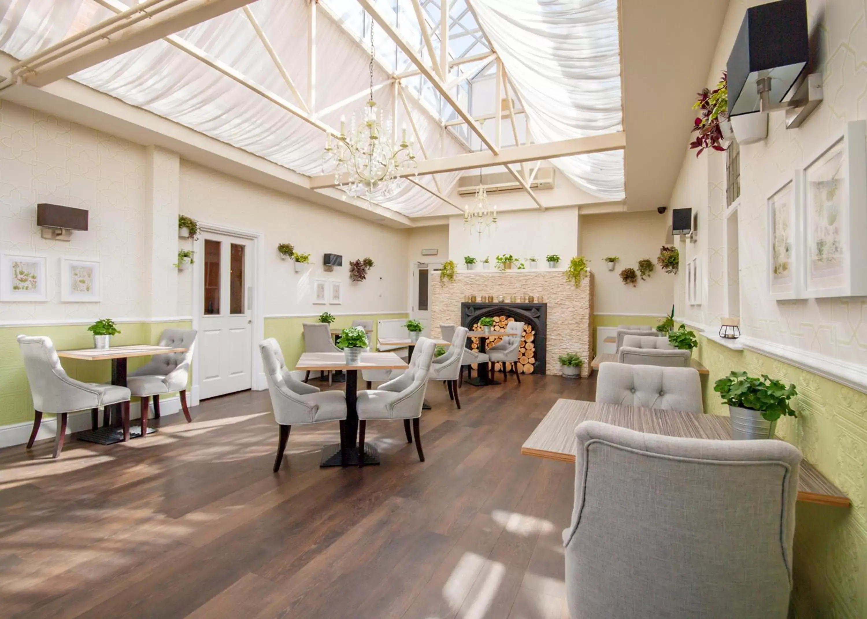 Restaurant/Places to Eat in The Highworth Hotel