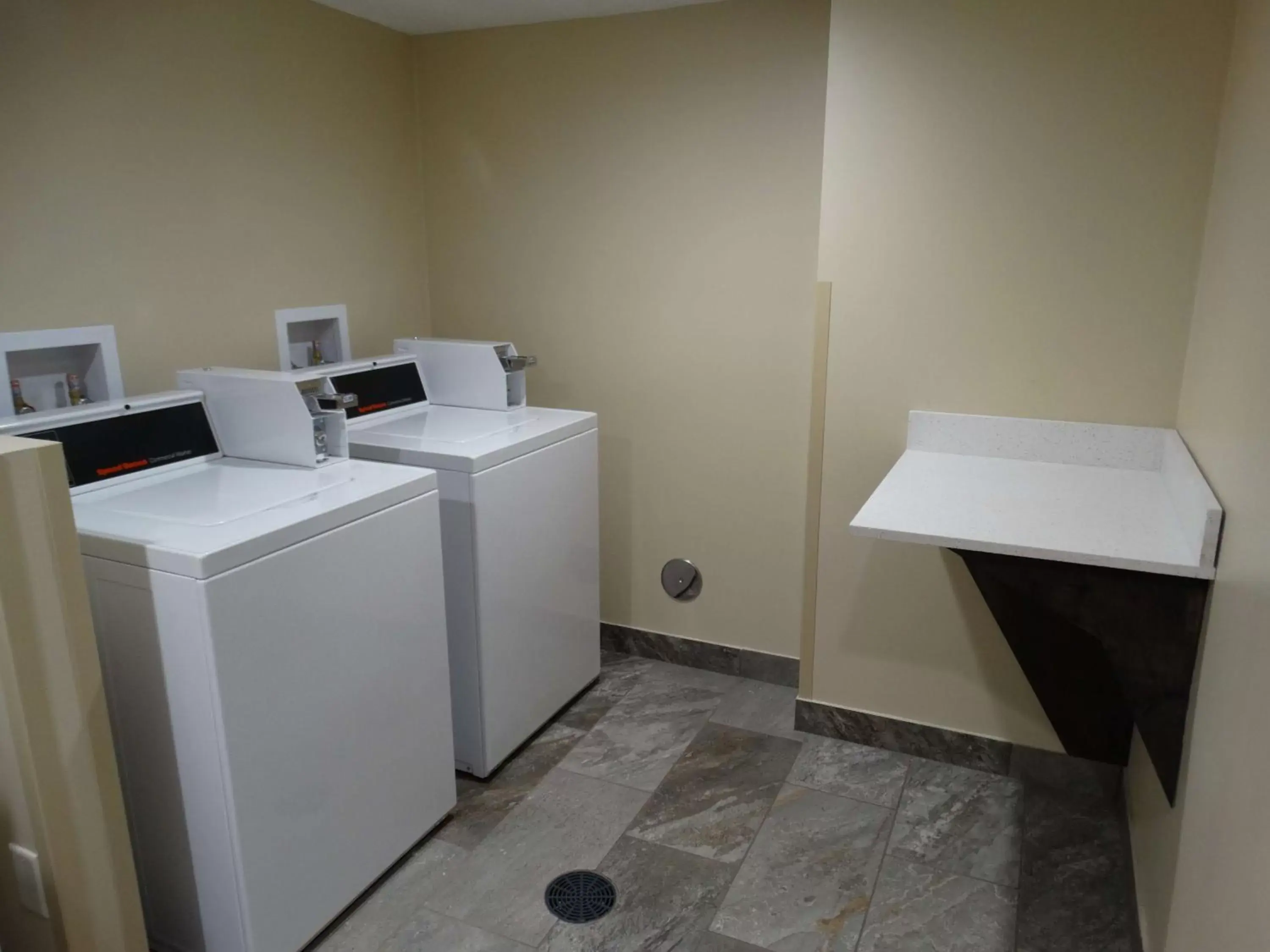 On site, Kitchen/Kitchenette in Best Western Warren Hotel