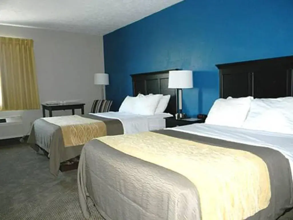 Photo of the whole room, Bed in Boarders Inn & Suites by Cobblestone Hotels - Munising