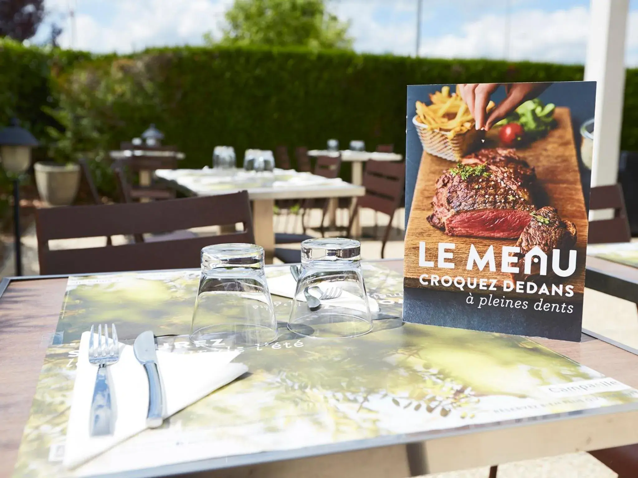 Patio, Restaurant/Places to Eat in Campanile Hotel Compiegne