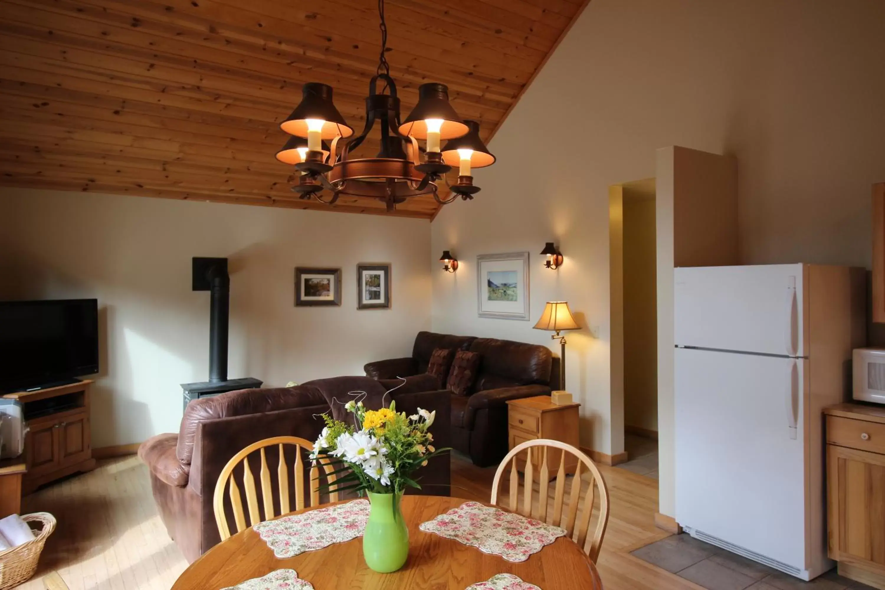 Kitchen or kitchenette, Dining Area in River's Edge Resort