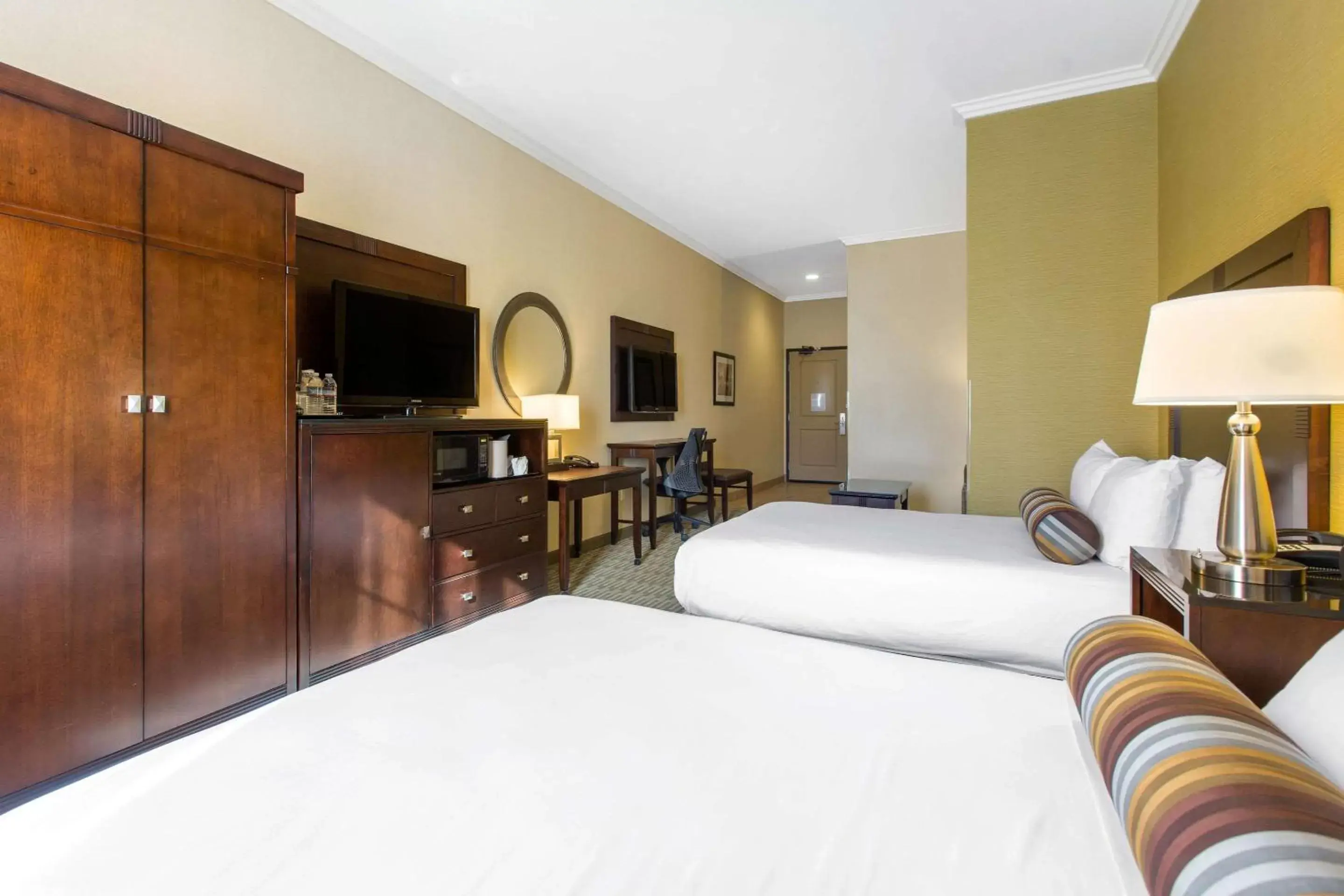 Photo of the whole room, Bed in The Oaks Hotel & Suites