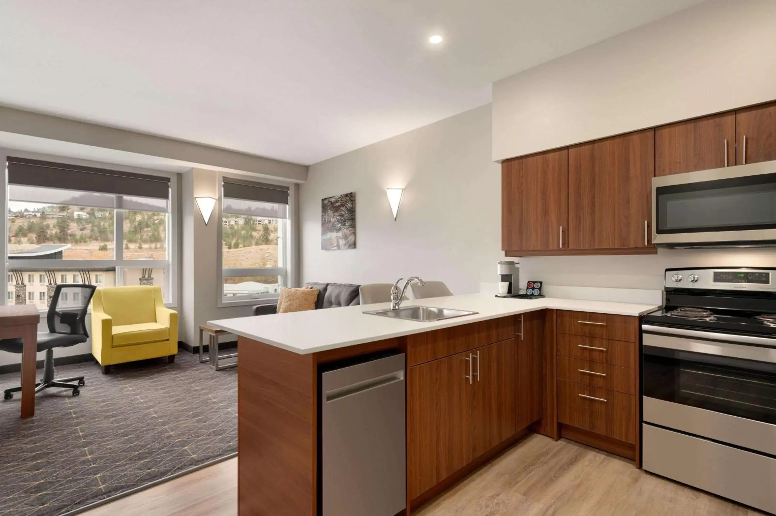 Photo of the whole room, Kitchen/Kitchenette in Microtel Inn & Suites by Wyndham Kelowna