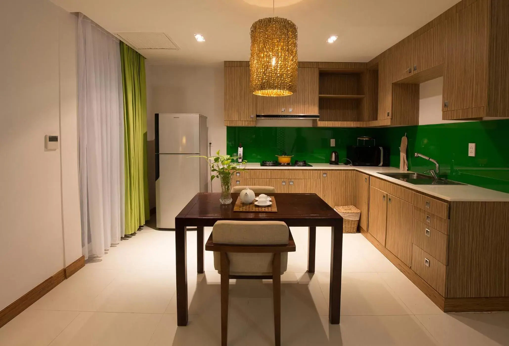 Dining area, Kitchen/Kitchenette in The Cliff Resort & Residences