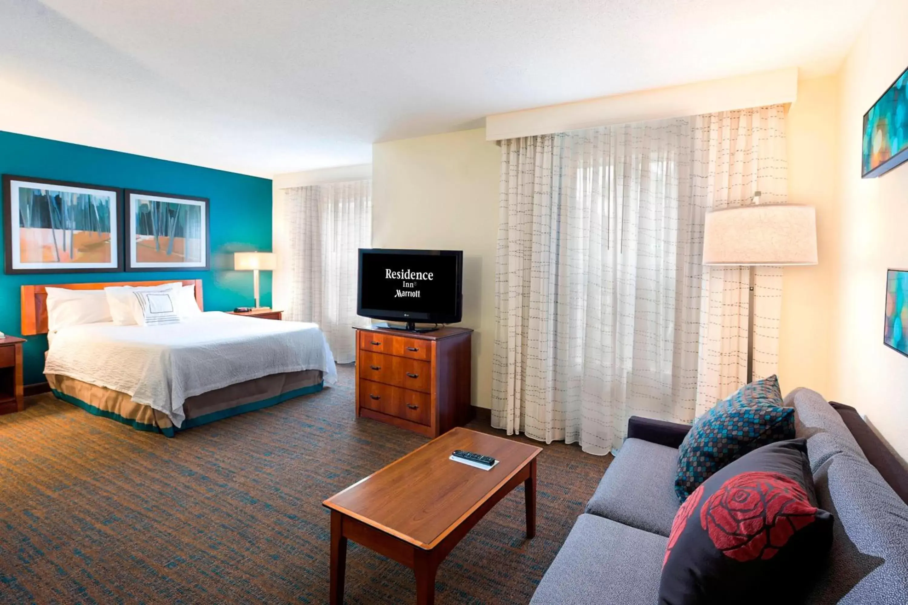 Living room, TV/Entertainment Center in Residence Inn by Marriott Lakeland