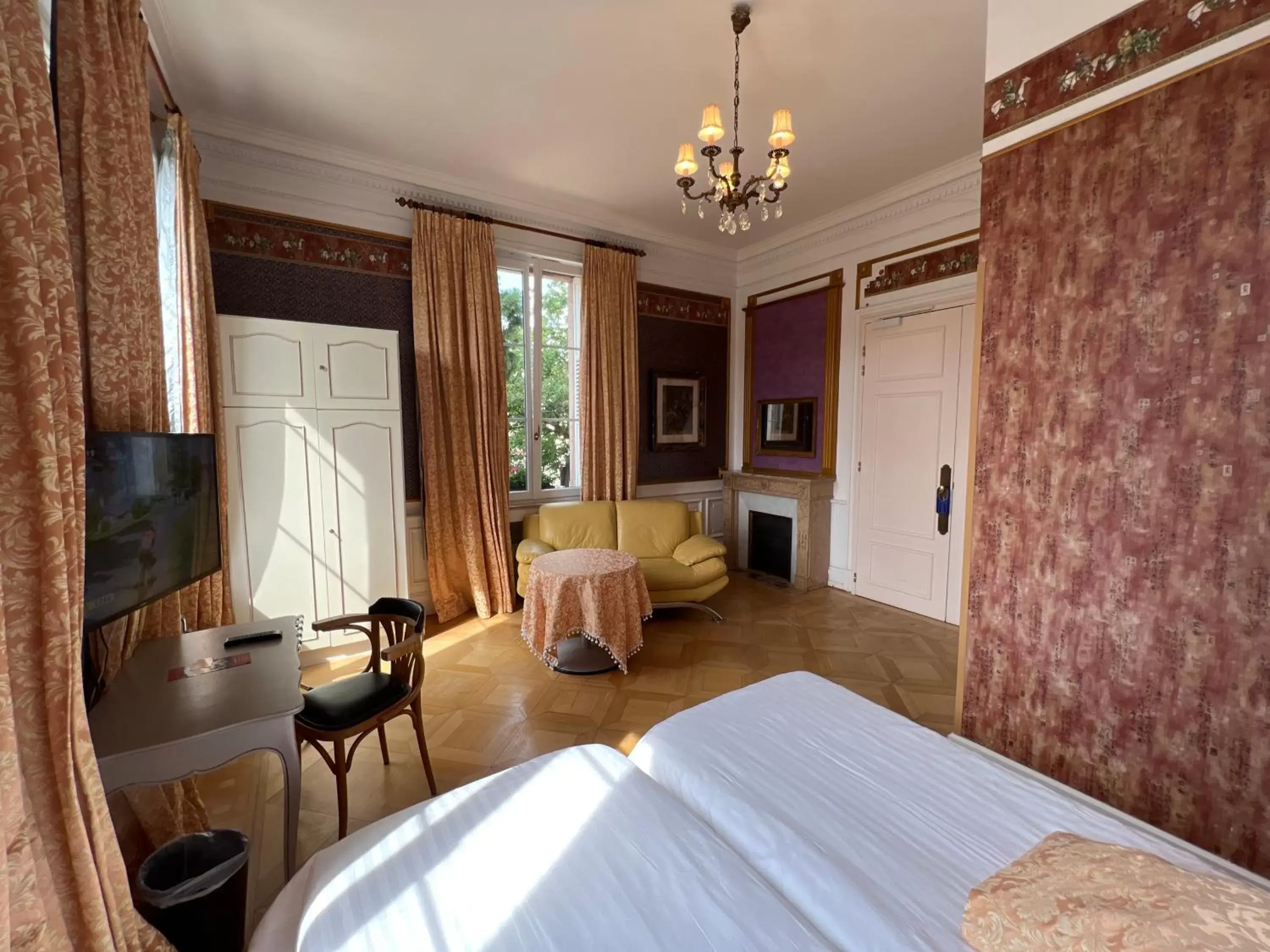 Bedroom, TV/Entertainment Center in Hôtel Le Manoir