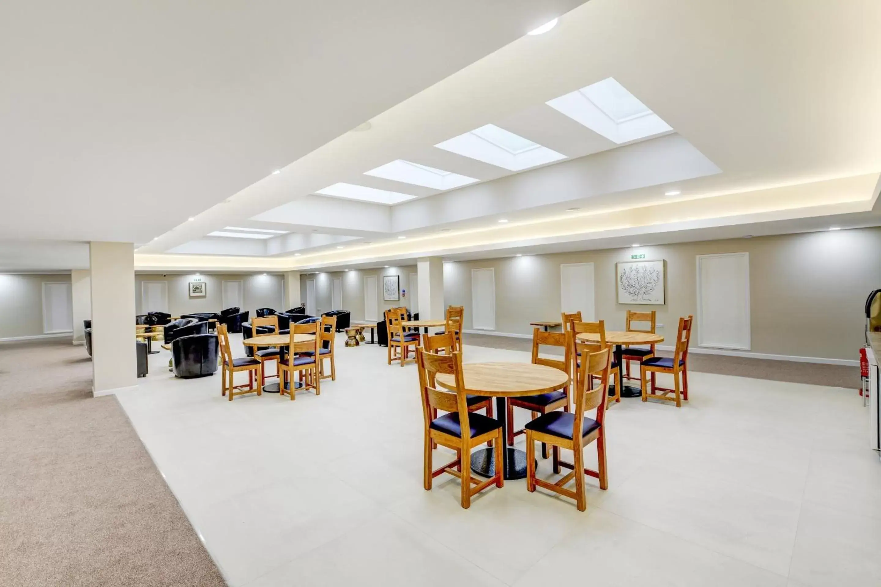 Meeting/conference room, Restaurant/Places to Eat in OYO Plymouth Central Hotel