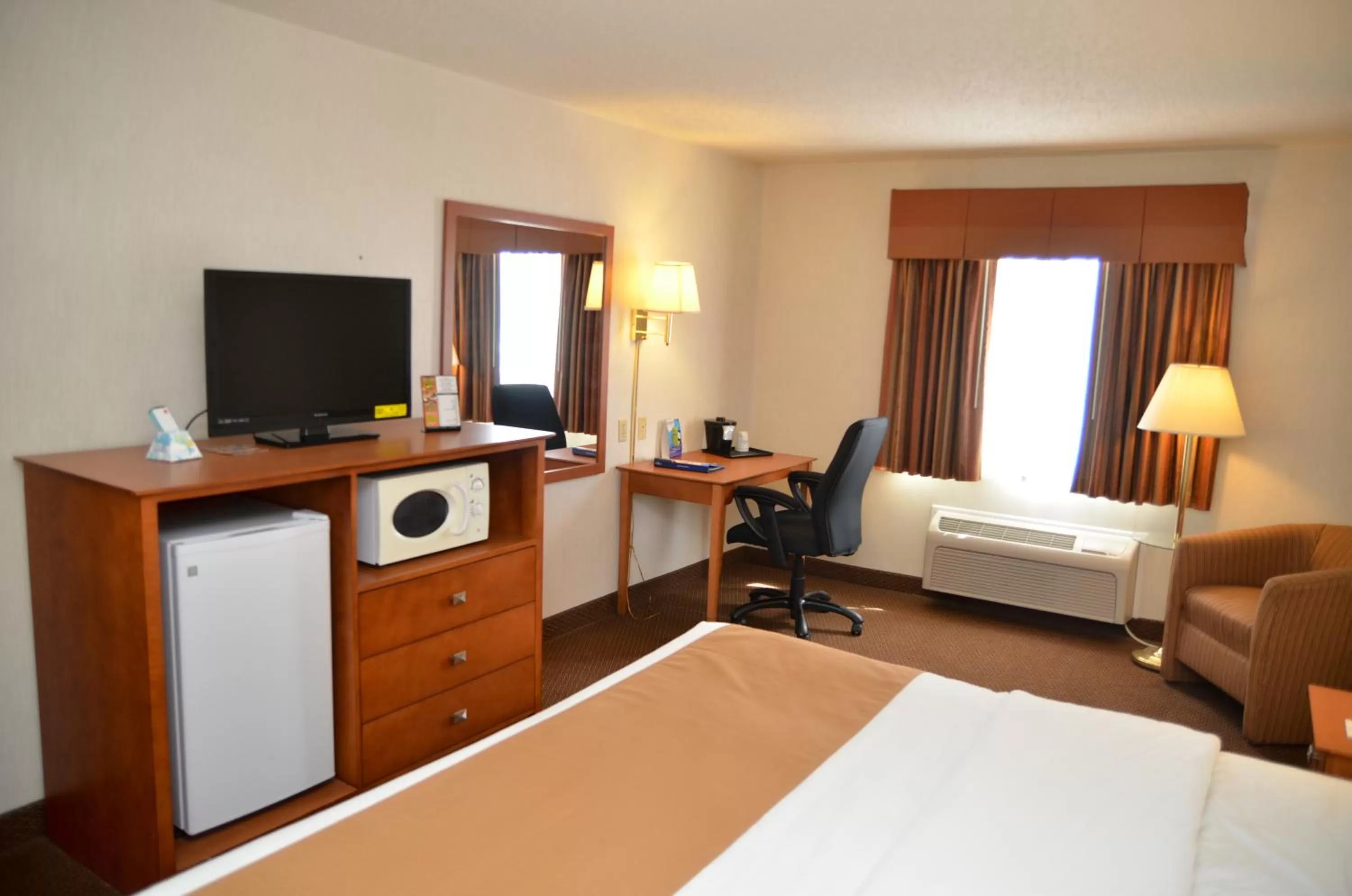 Business facilities, Bed in Baymont by Wyndham Port Huron