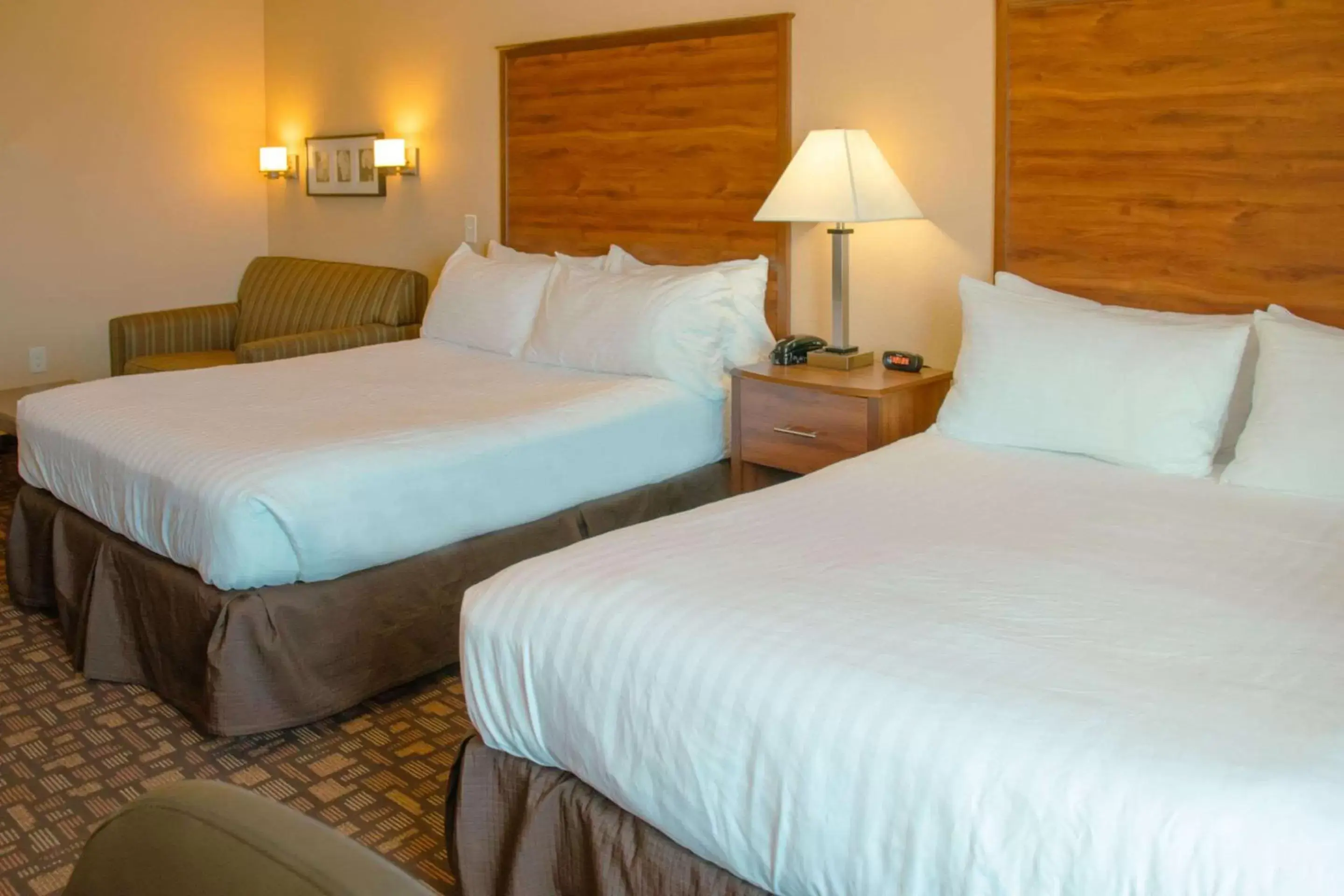 Bedroom, Bed in Expressway Suites of Grand Forks