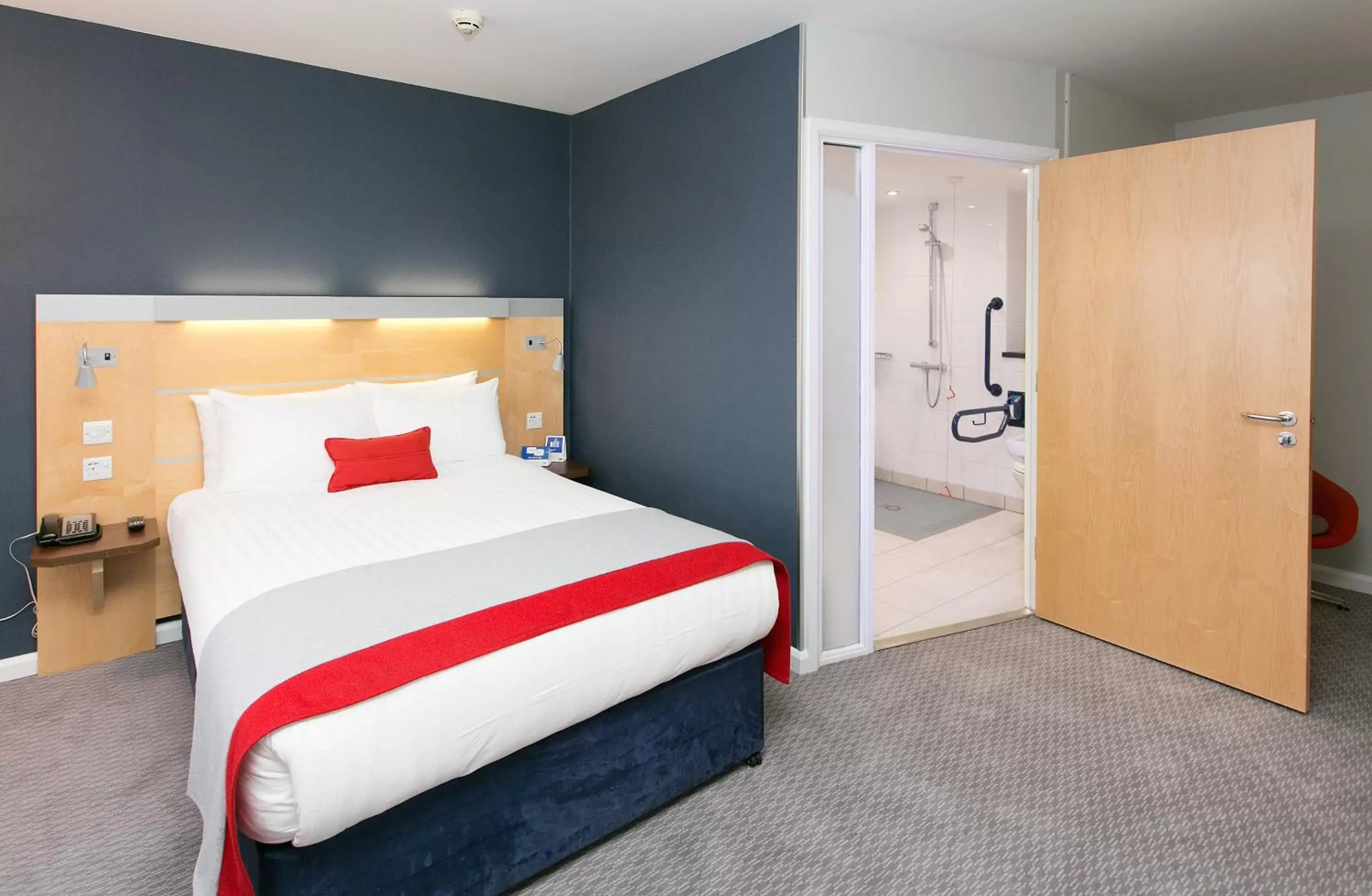 Photo of the whole room, Bed in Holiday Inn Express Antrim by IHG Photo of the whole room, Bed in Holiday Inn Express Antrim by IHG