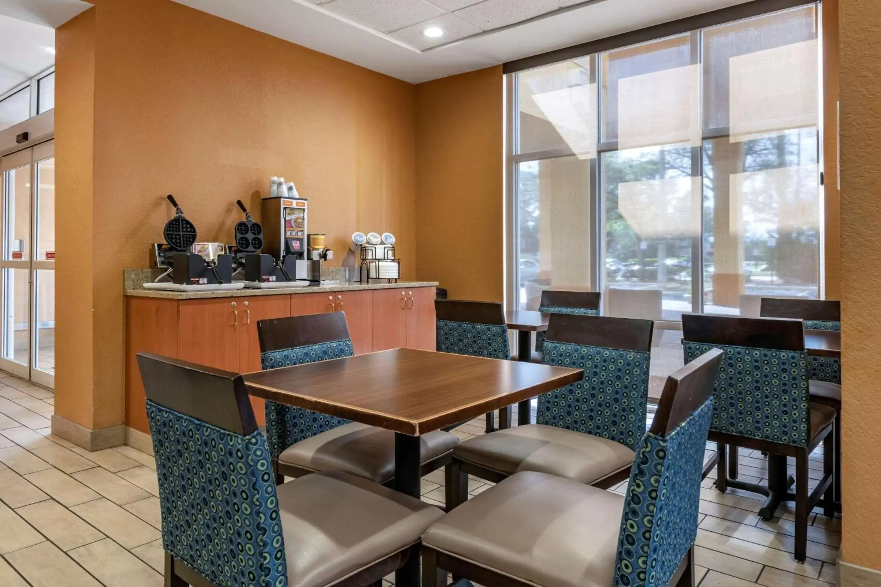 Breakfast, Restaurant/Places to Eat in Comfort Inn & Suites Orlando North