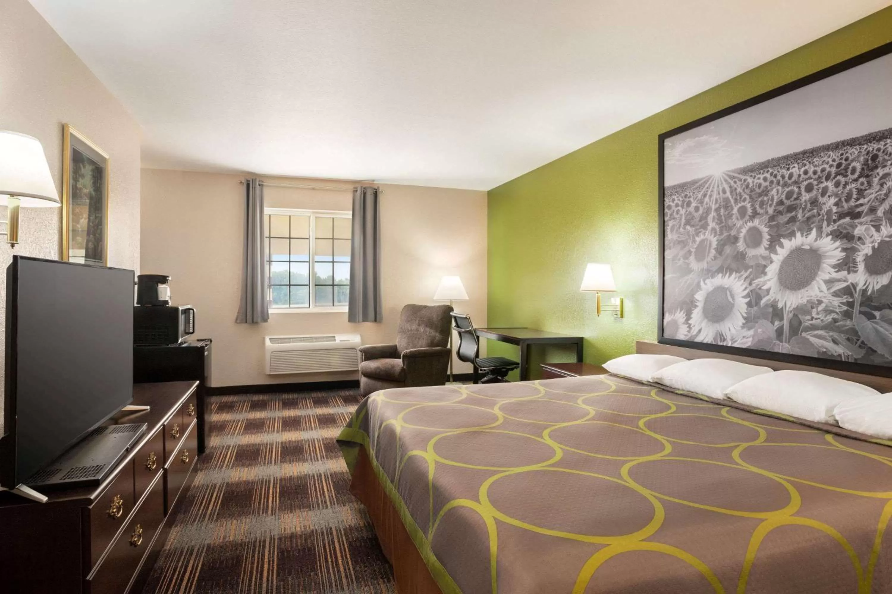 Photo of the whole room, Bed in Super 8 by Wyndham Holton