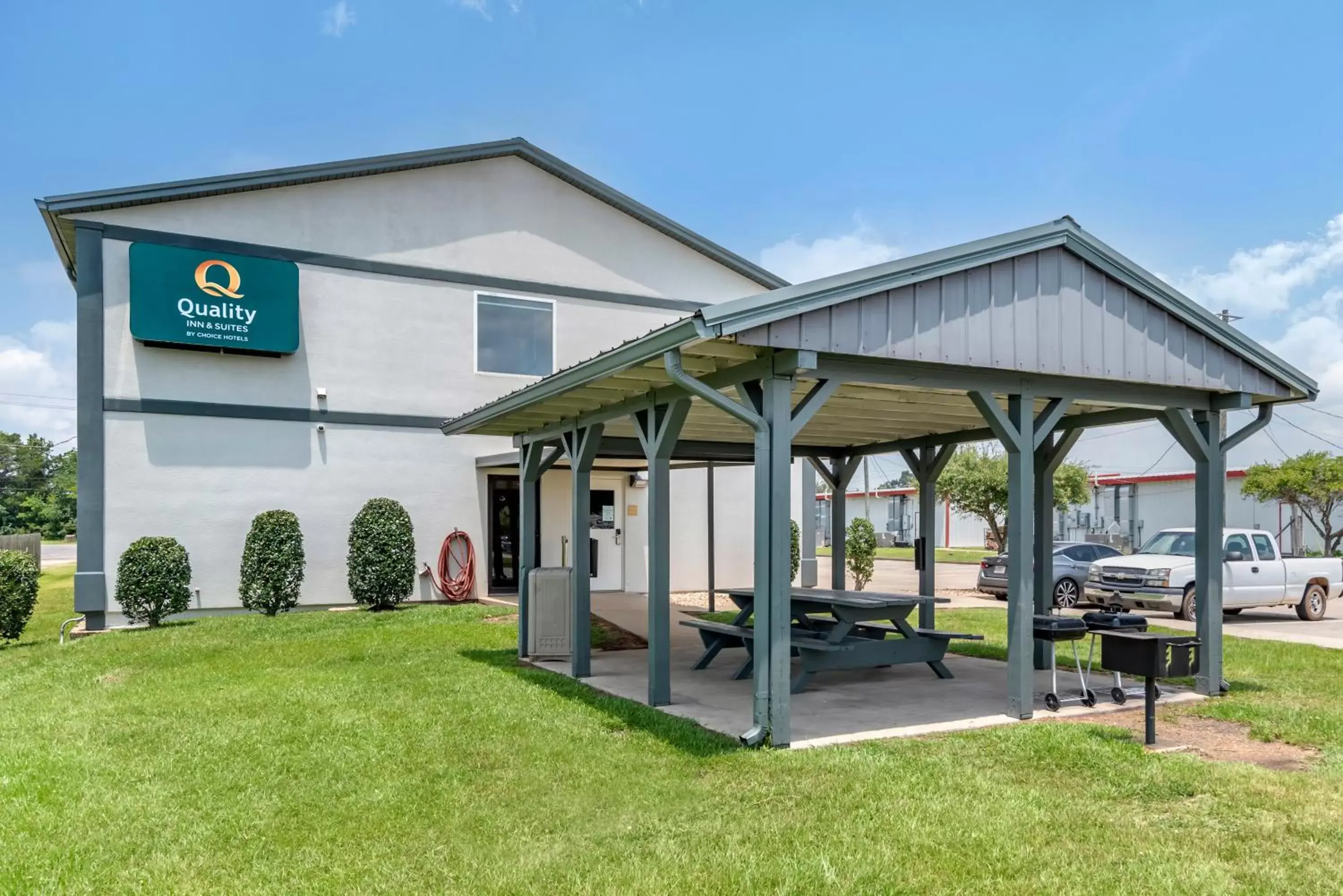 Seating area, Property Building in Quality Inn & Suites