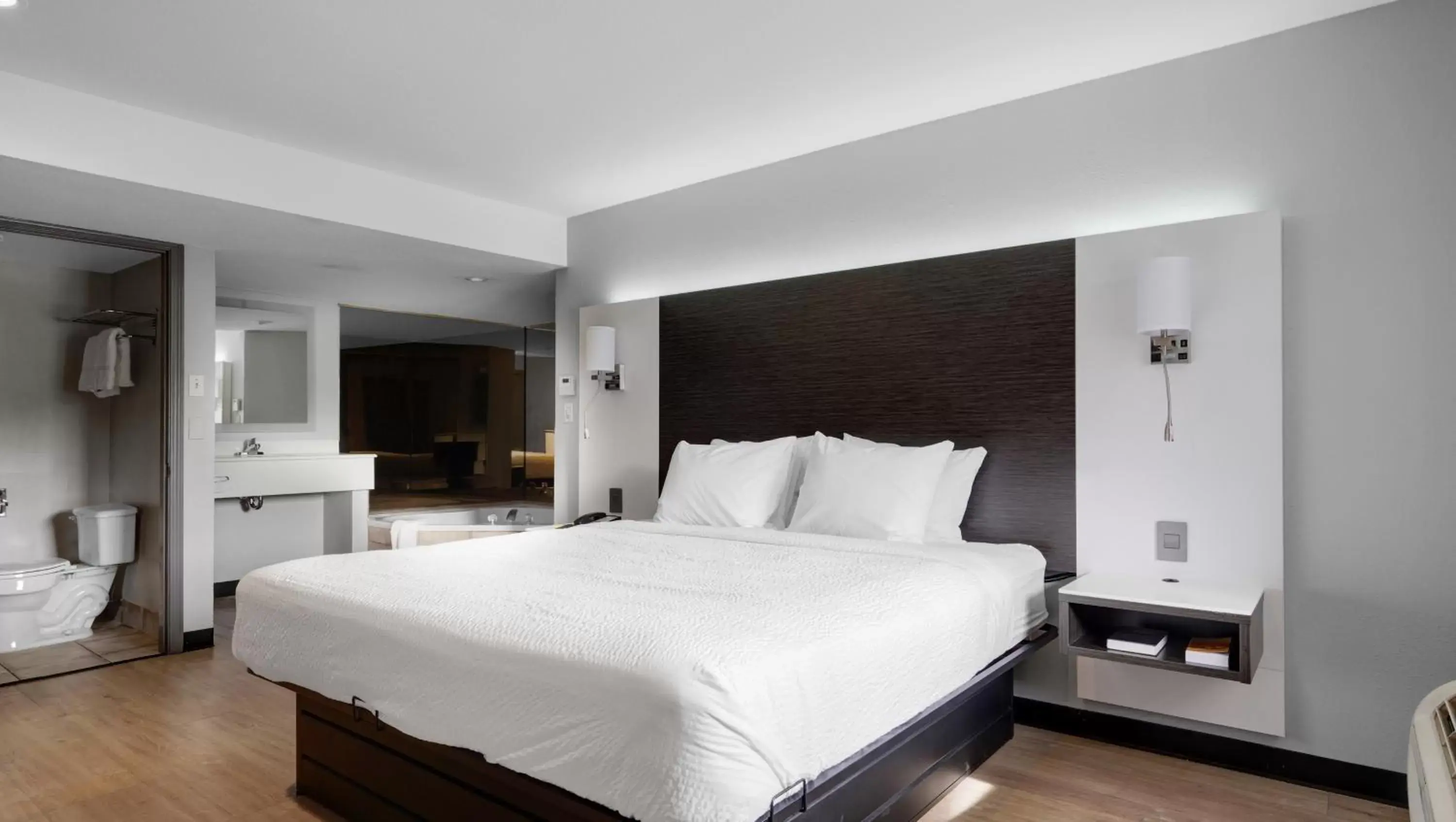 Bed in Days Inn & Suites by Wyndham Niagara Falls/Buffalo