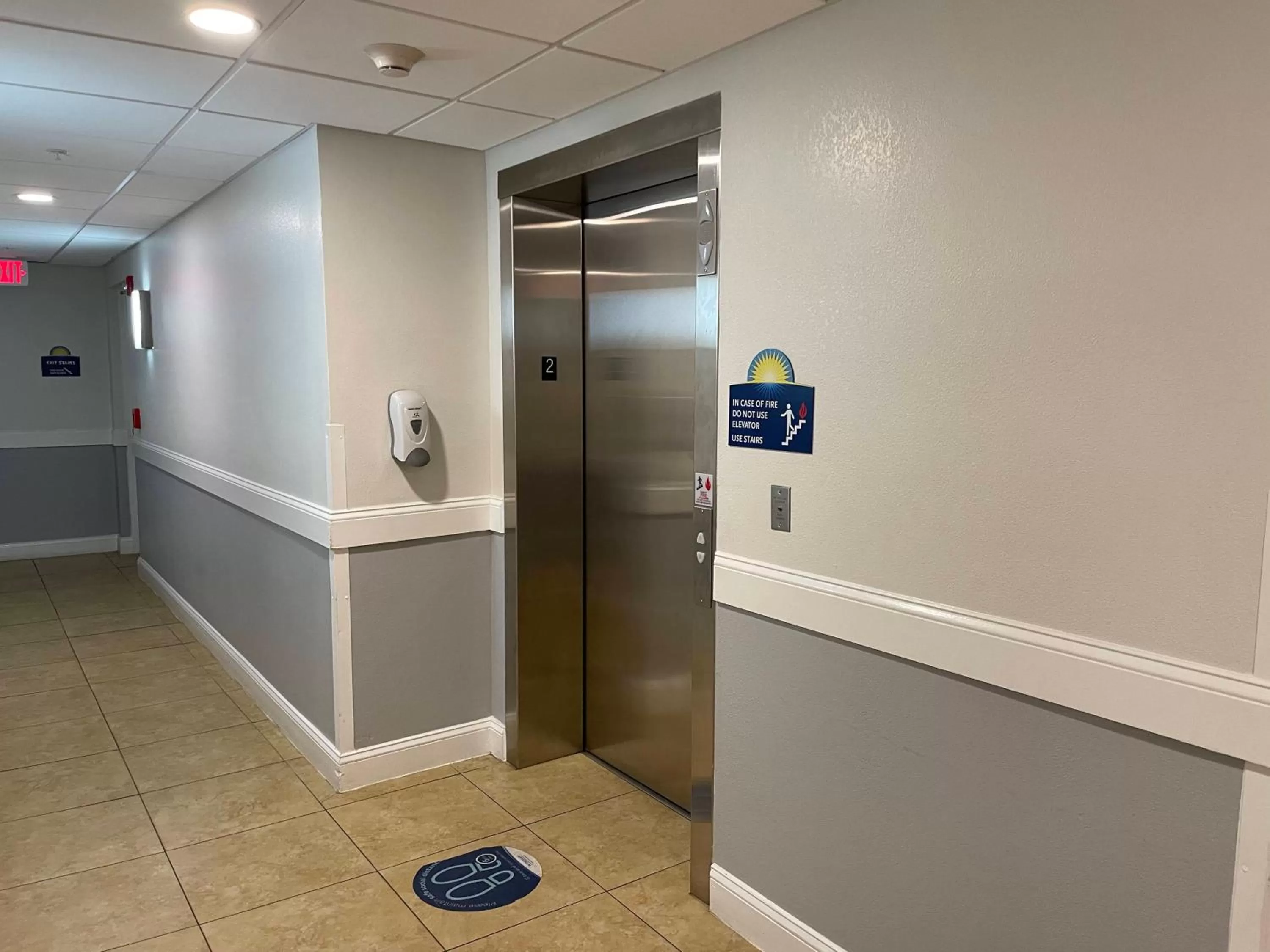 King Suite - Mobility Accessible/Non-Smoking in Days Inn & Suites by Wyndham Lakeland