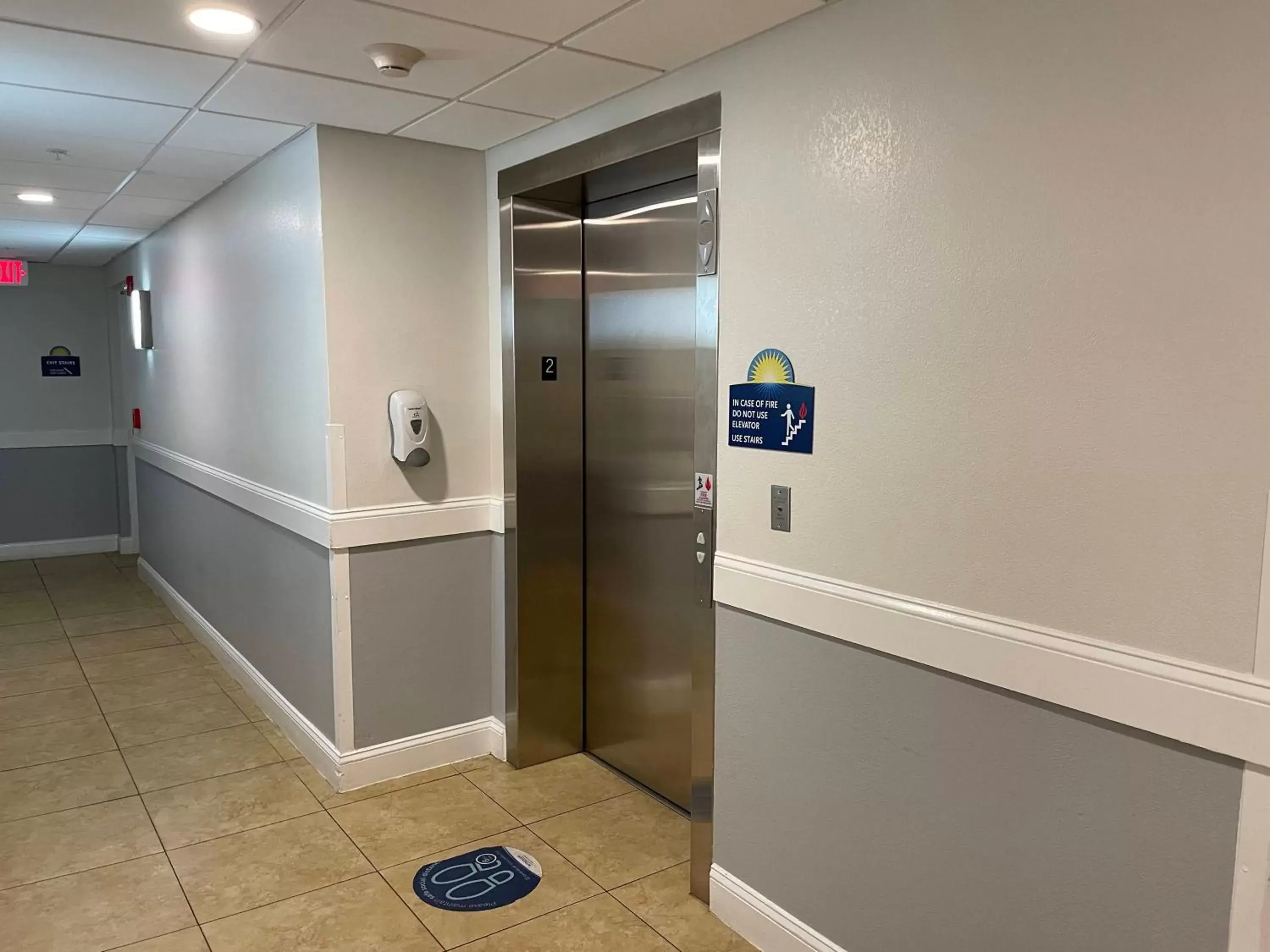 King Suite - Mobility Accessible/Non-Smoking in Days Inn & Suites by Wyndham Lakeland King Suite - Mobility Accessible/Non-Smoking in Days Inn & Suites by Wyndham Lakeland