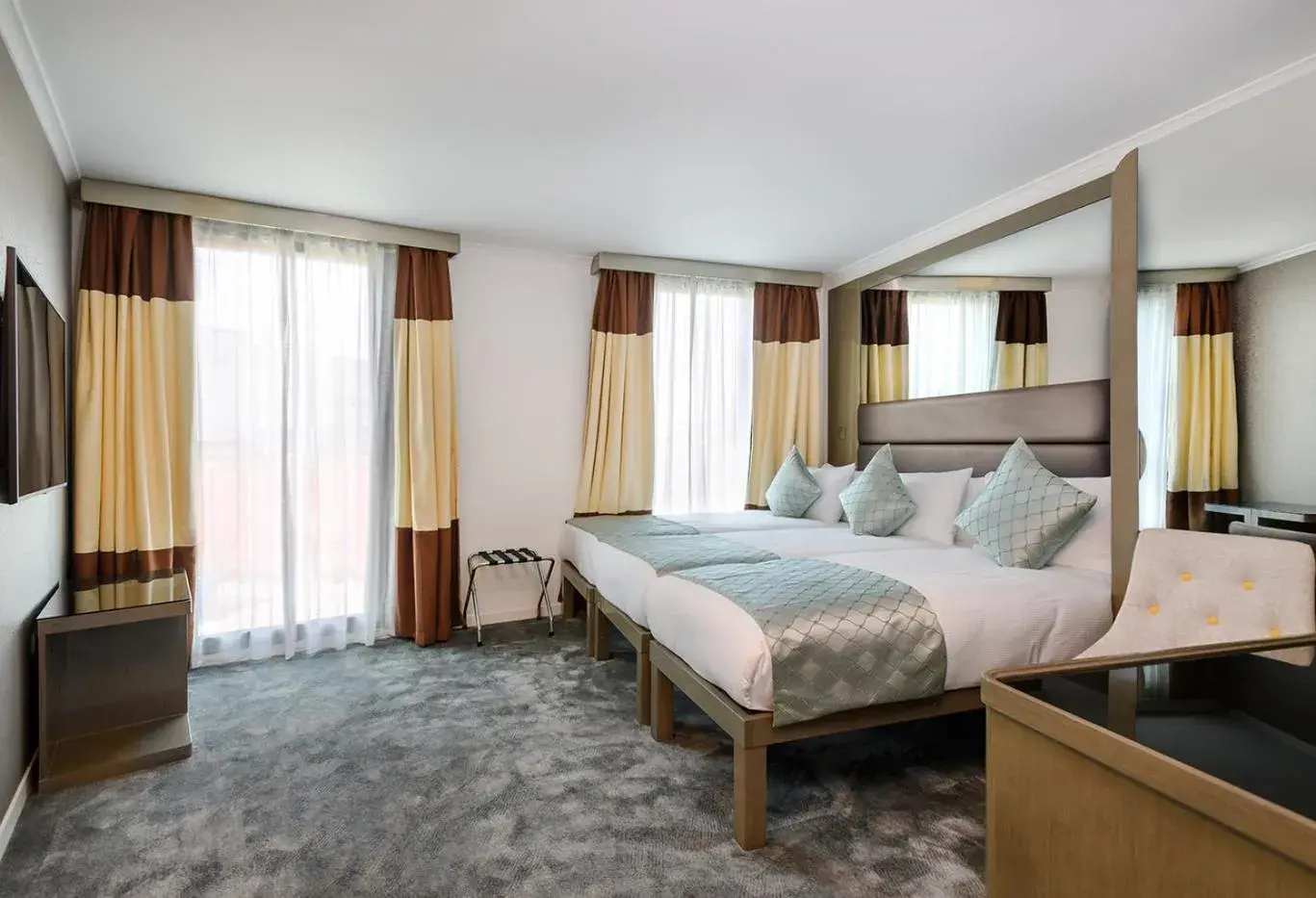 Photo of the whole room, Bed in Atrium Hotel Heathrow Photo of the whole room, Bed in Atrium Hotel Heathrow