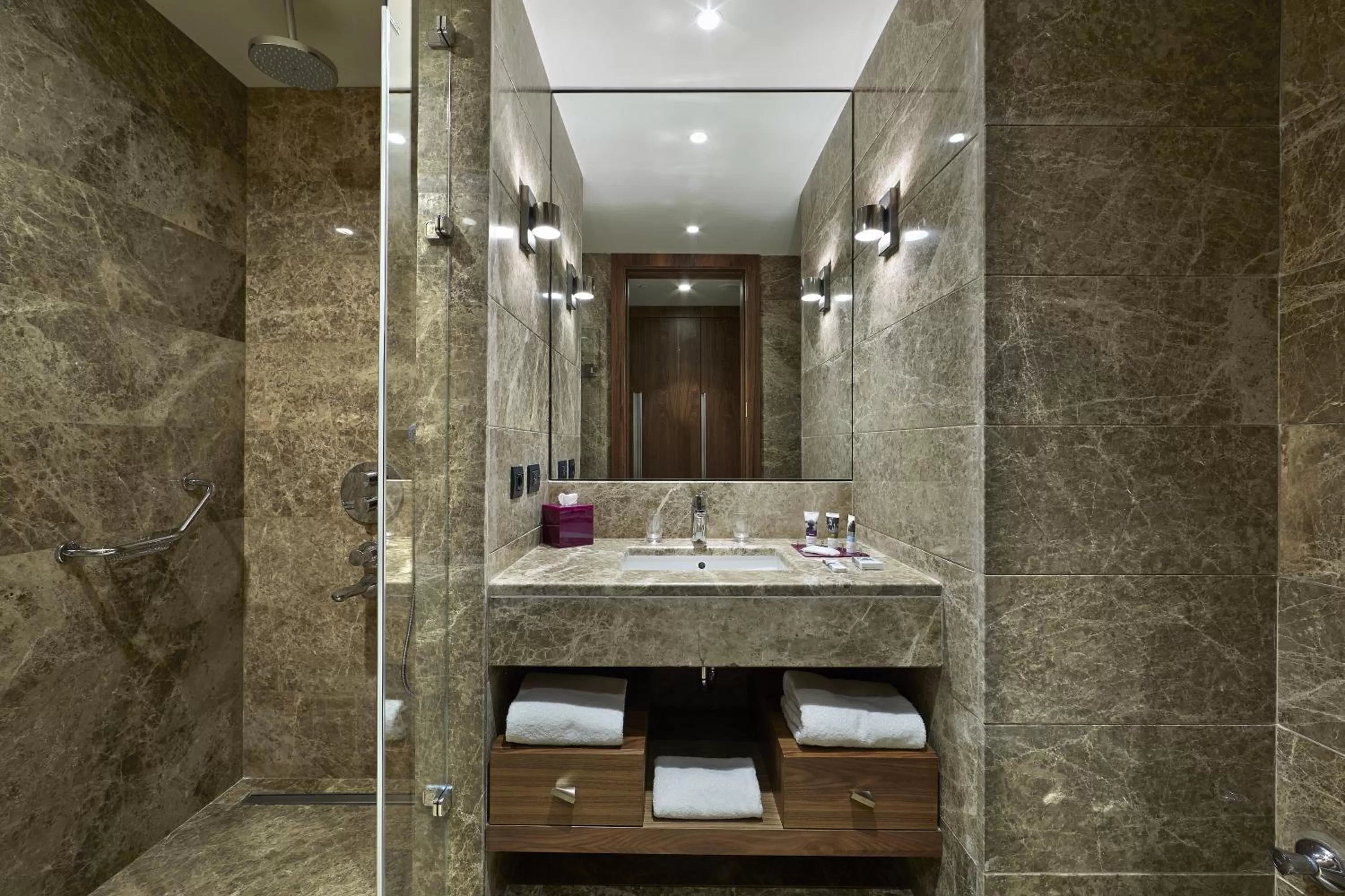 Shower in Uranus Istanbul Topkapi