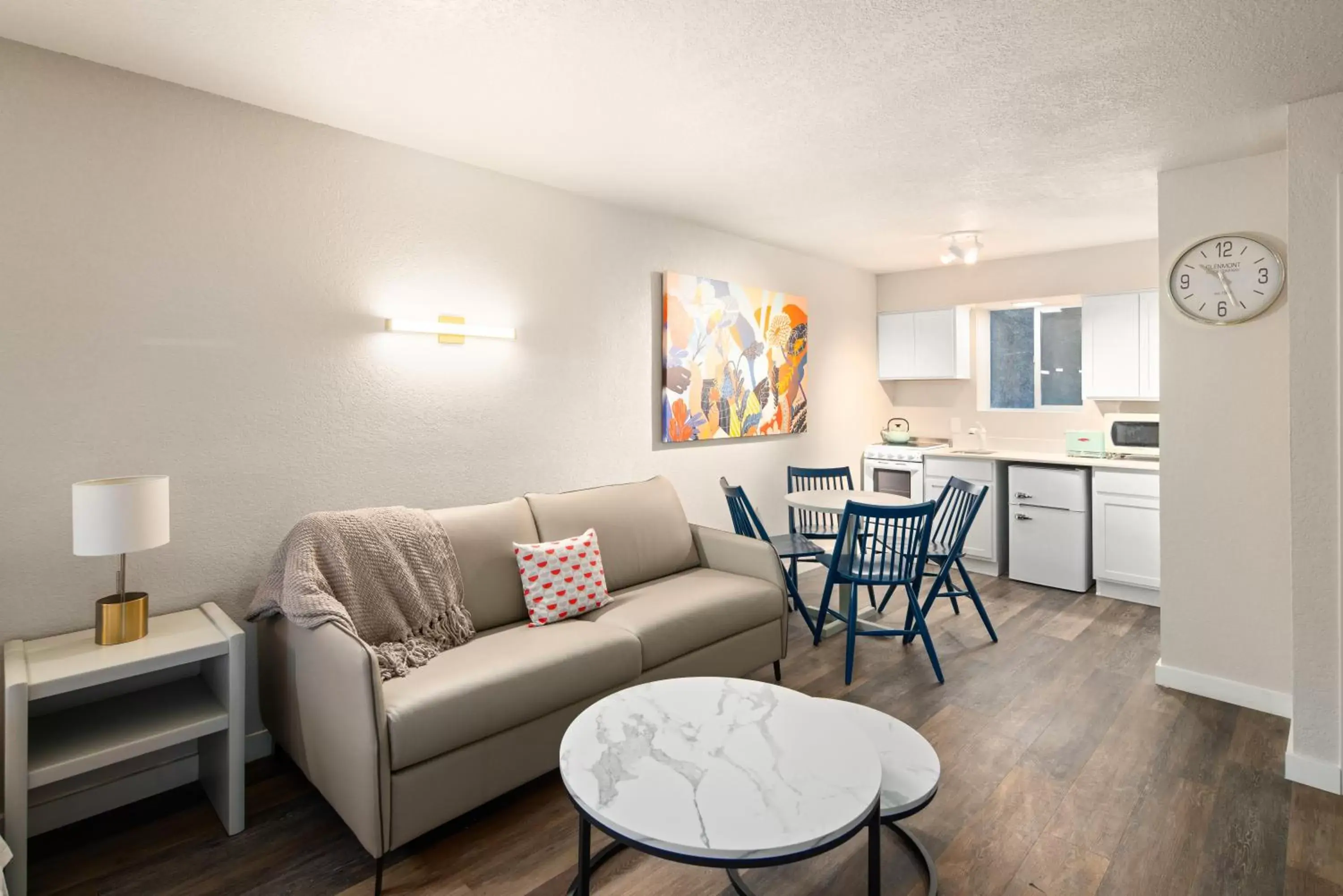 Kitchen or kitchenette, Seating Area in Hotel McCoy Pullman