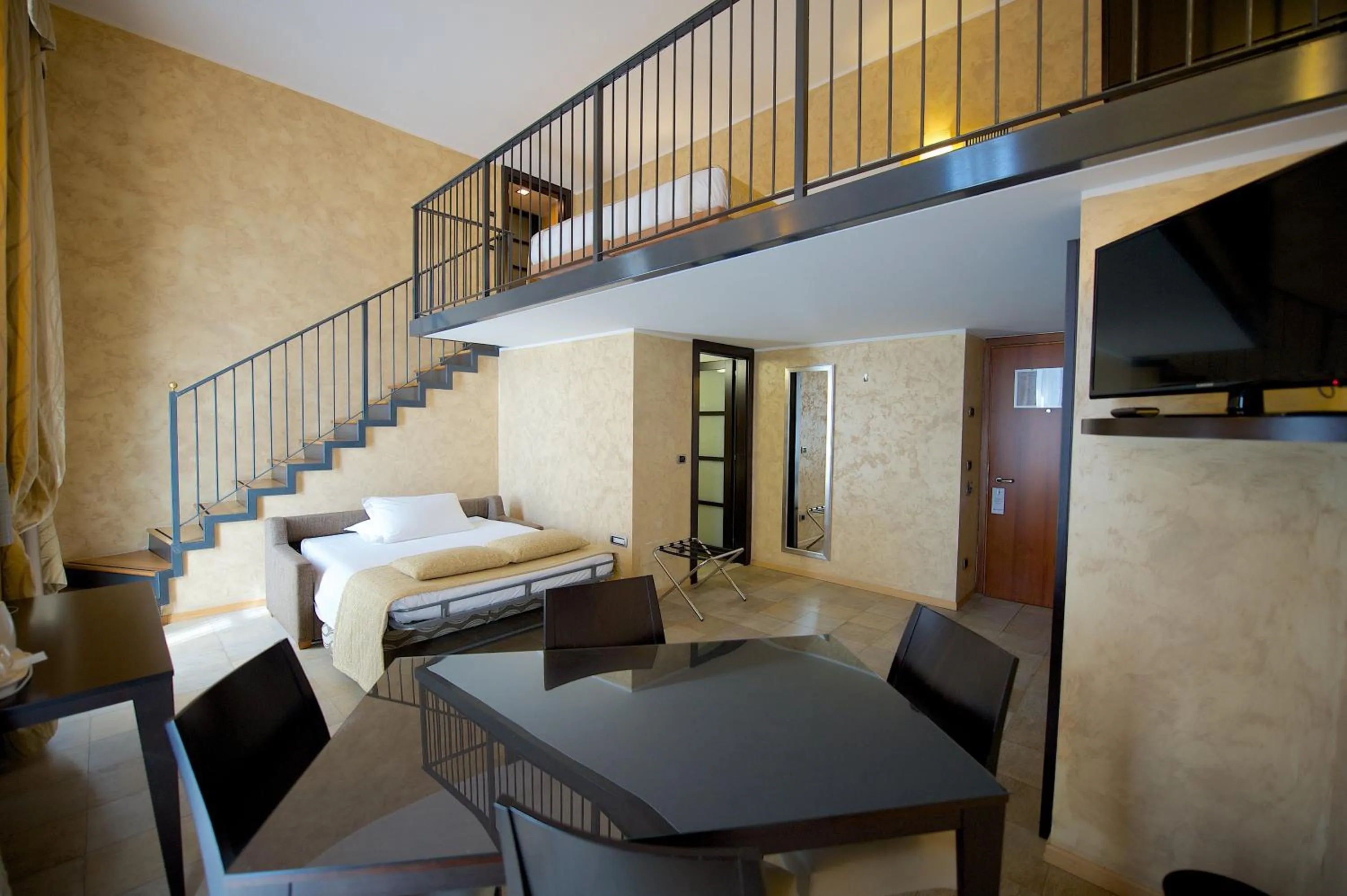 Photo of the whole room, Bed in Best Western Crystal Palace Hotel