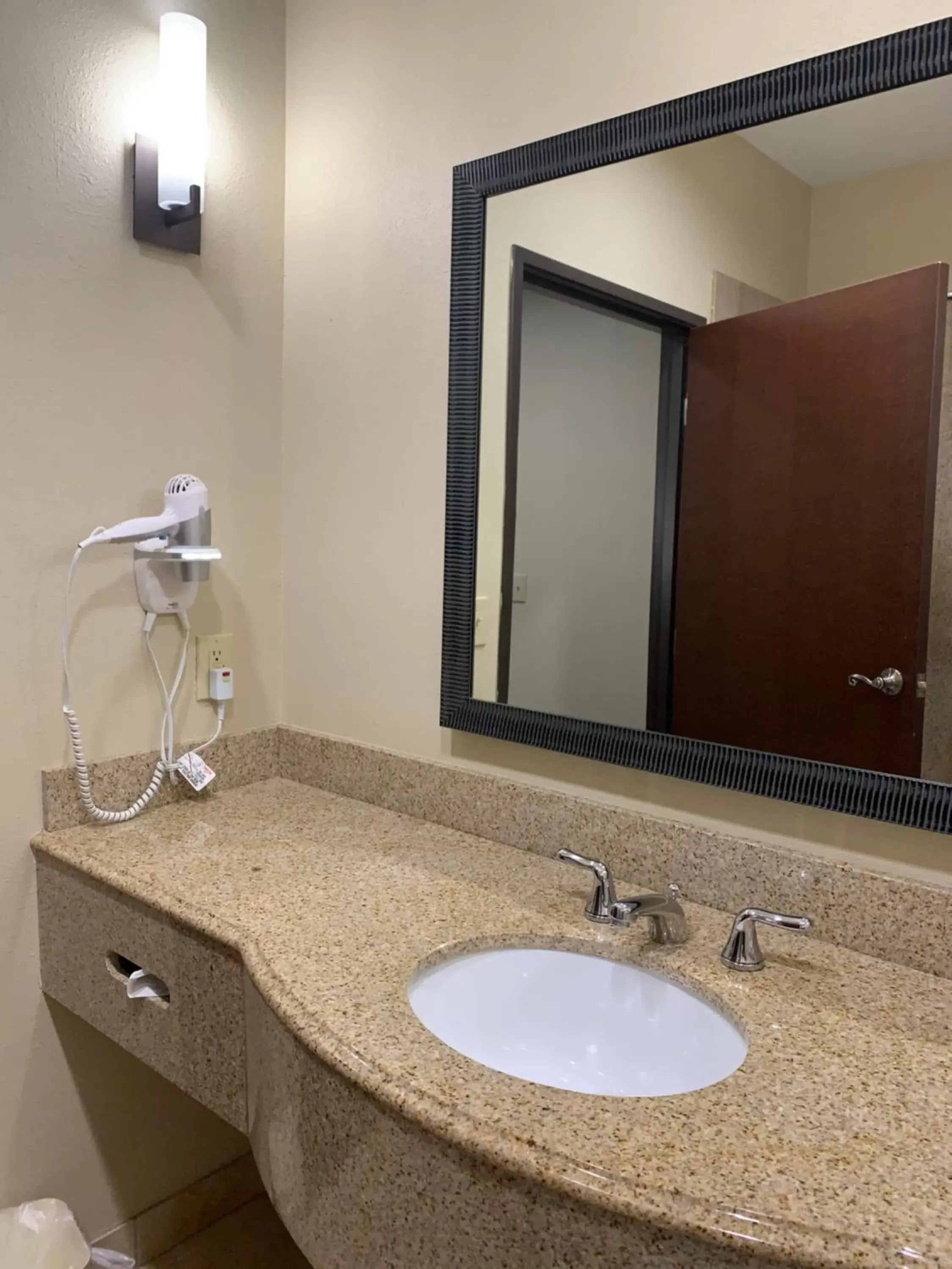 Bathroom in Comfort Suites Beaumont I-10 Bathroom in Comfort Suites Beaumont I-10