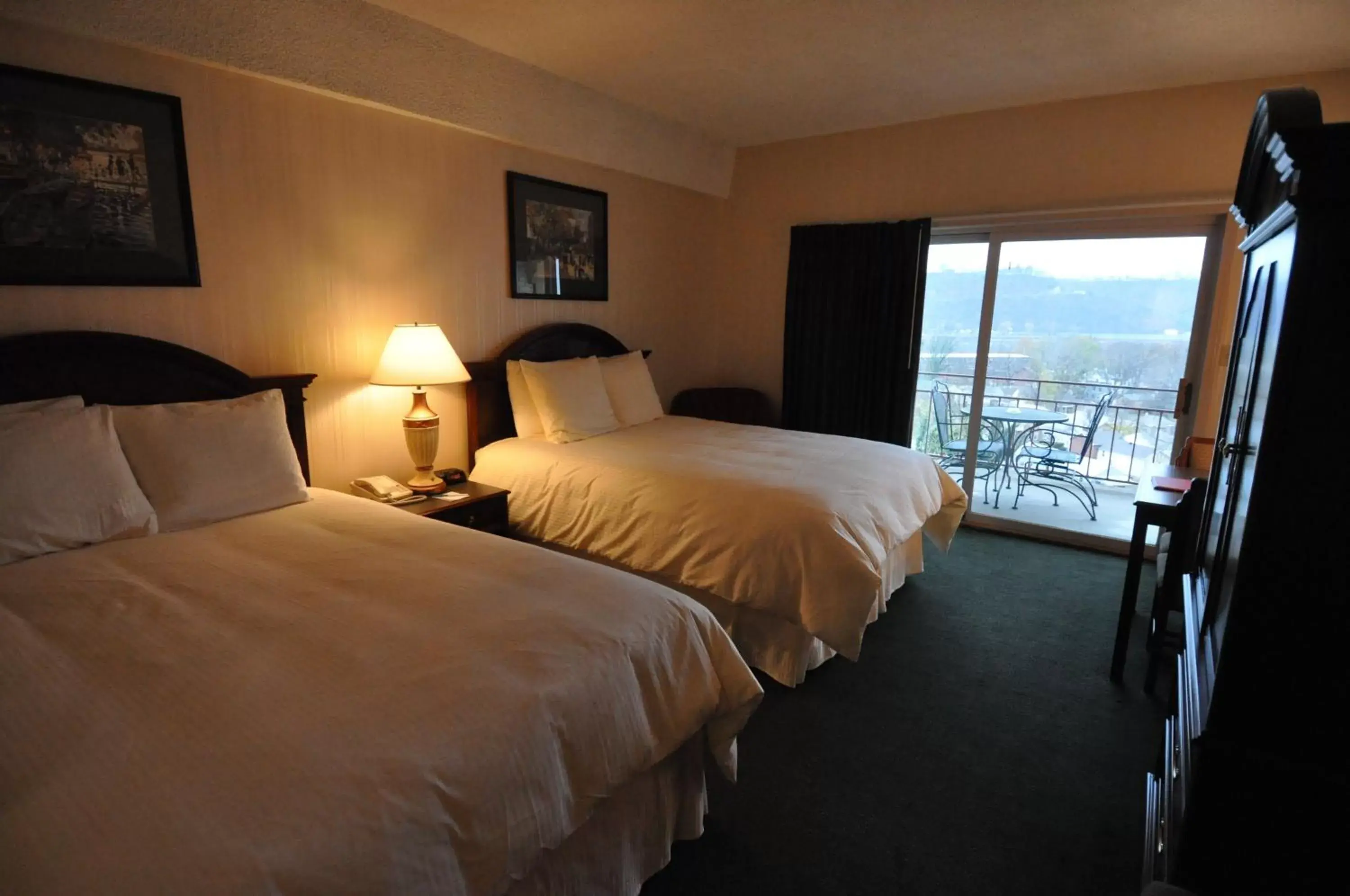 Bedroom, Bed in Hillside Inn