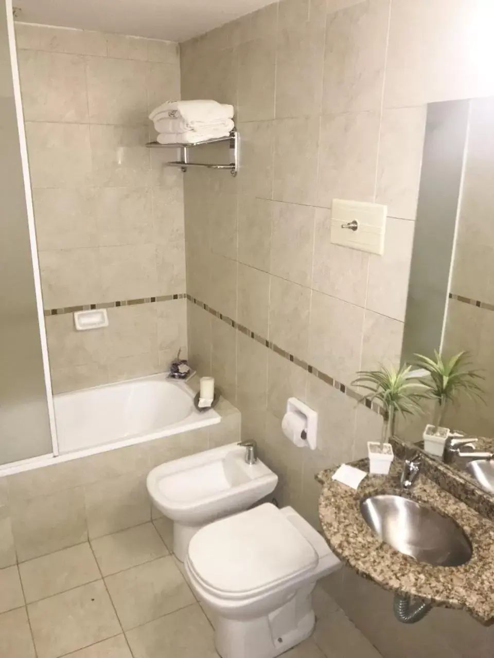 Triple Room in Hotel Alcazar Triple Room in Hotel Alcazar