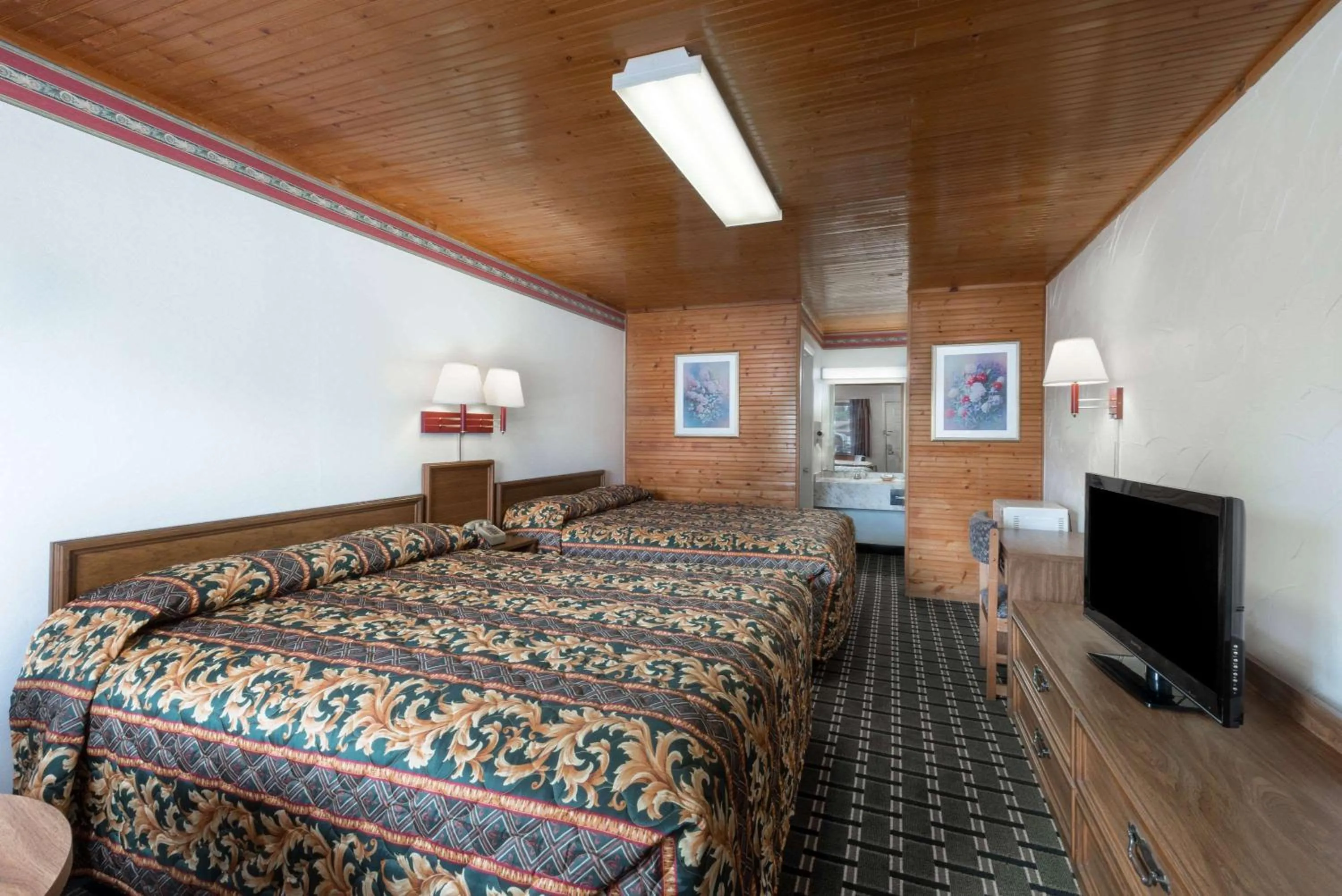 Photo of the whole room, Bed in Post Oak Inn