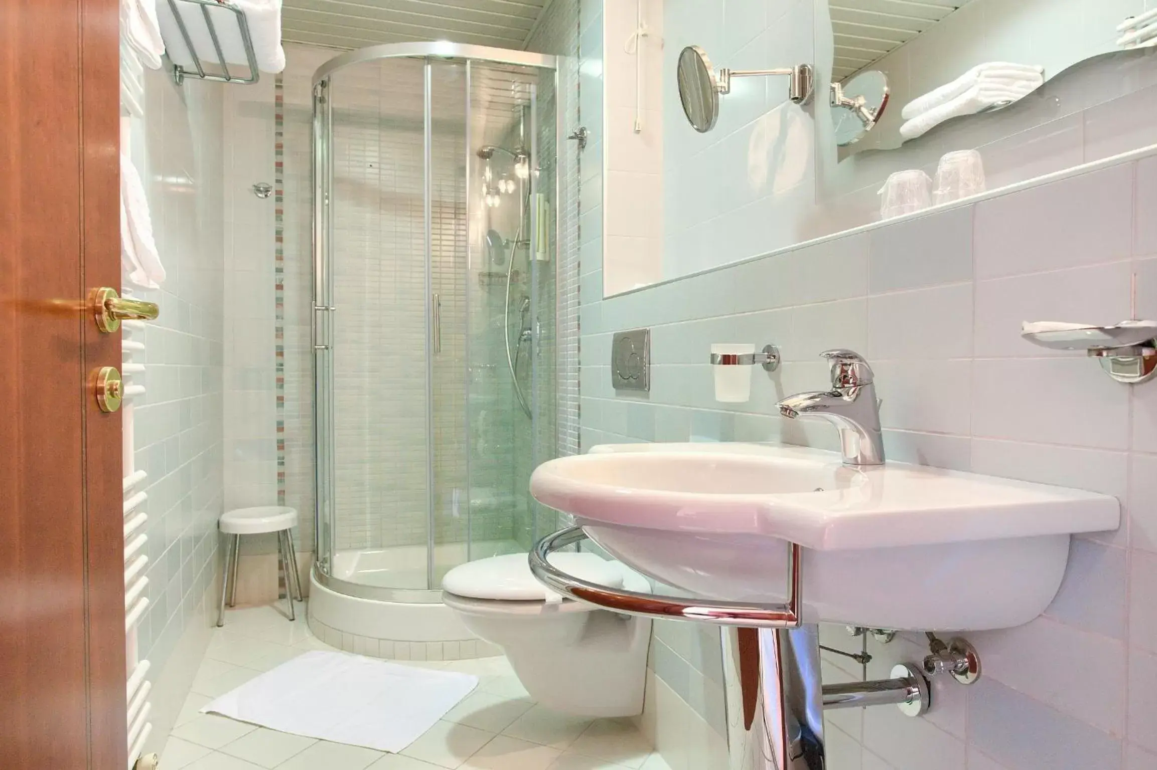 Shower, Bathroom in Hotel Kanajt