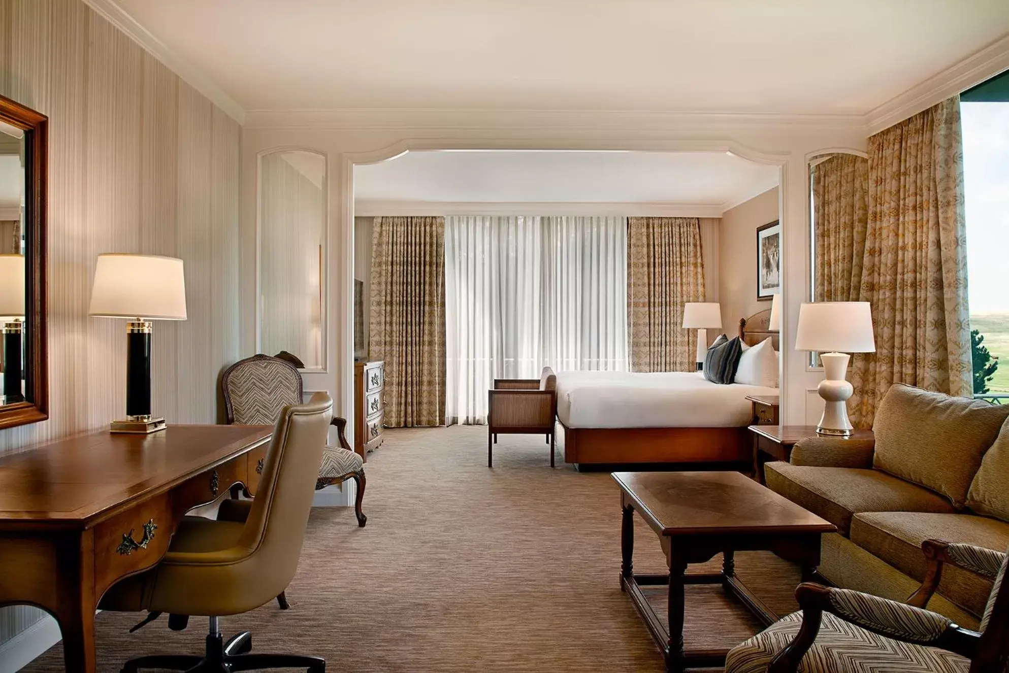 Bed, Seating Area in Little America Hotel & Resort Cheyenne