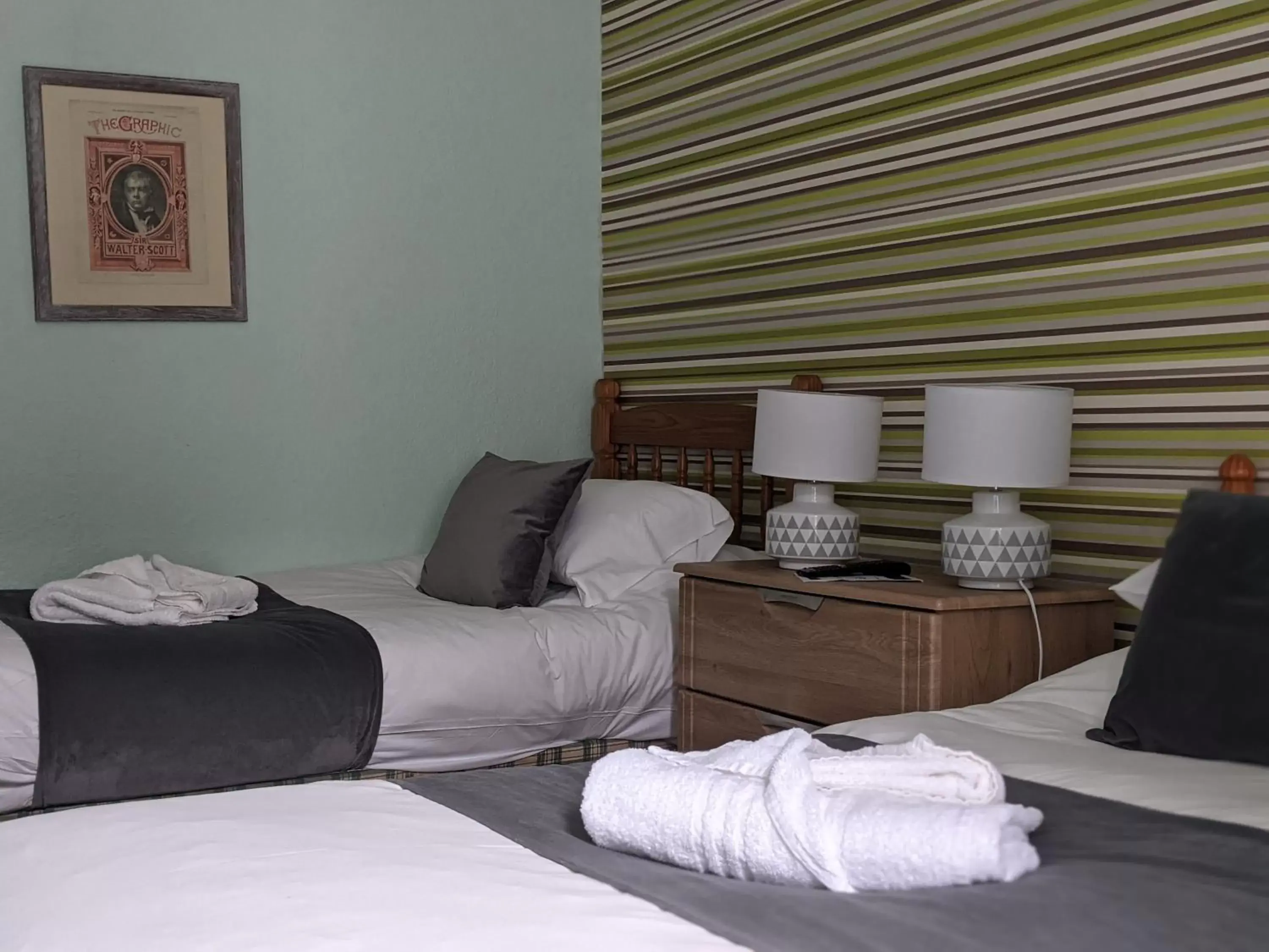 Bedroom, Bed in Crown Hotel