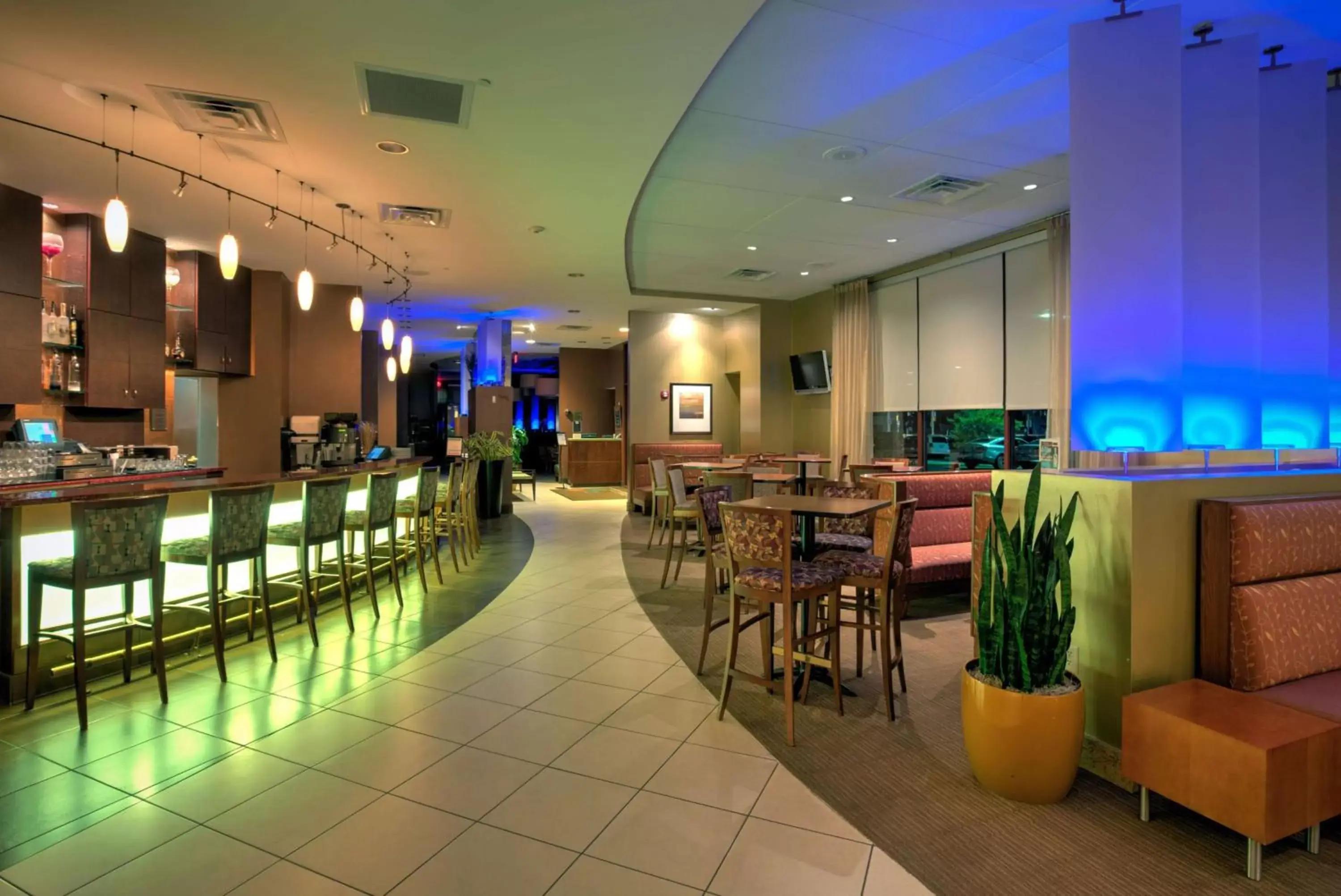 Lobby or reception, Lounge/Bar in Sonesta Milwaukee West Wauwatosa