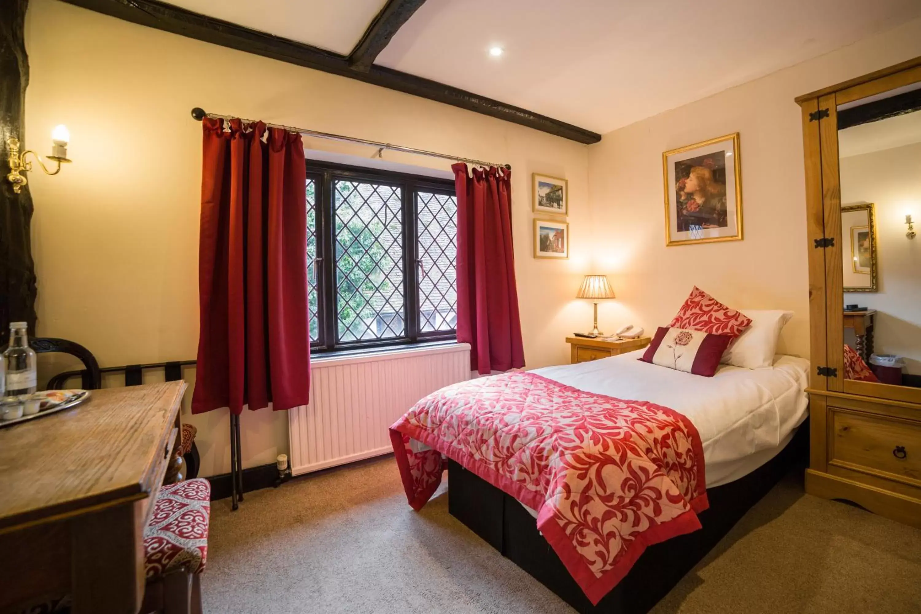 Photo of the whole room, Bed in Mermaid Inn