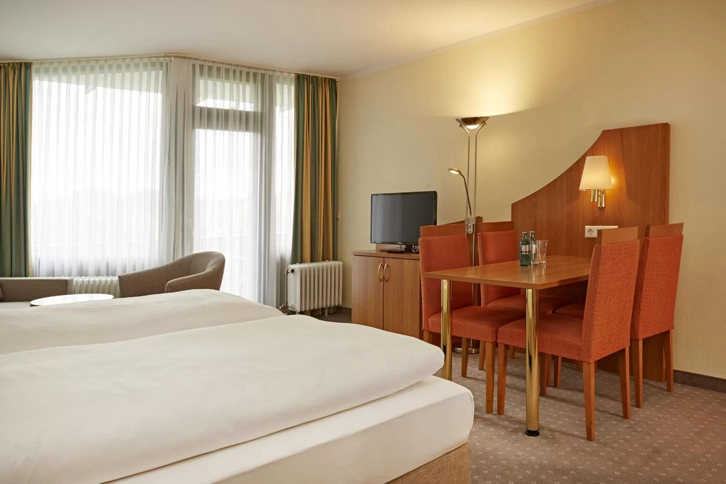 Bedroom, Bed in H+ Hotel Willingen