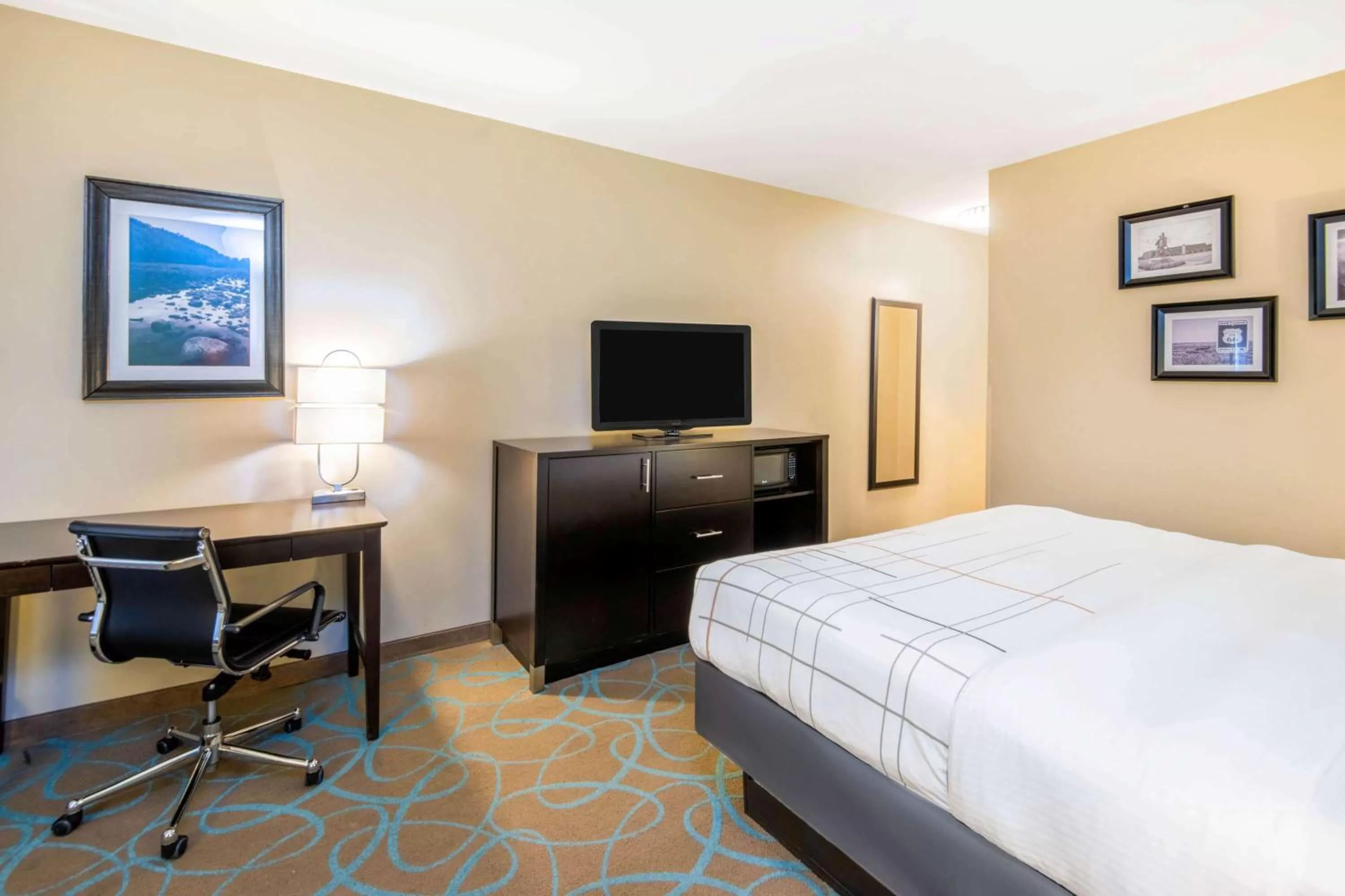 Photo of the whole room, Bed in La Quinta by Wyndham Clinton Historic Route 66