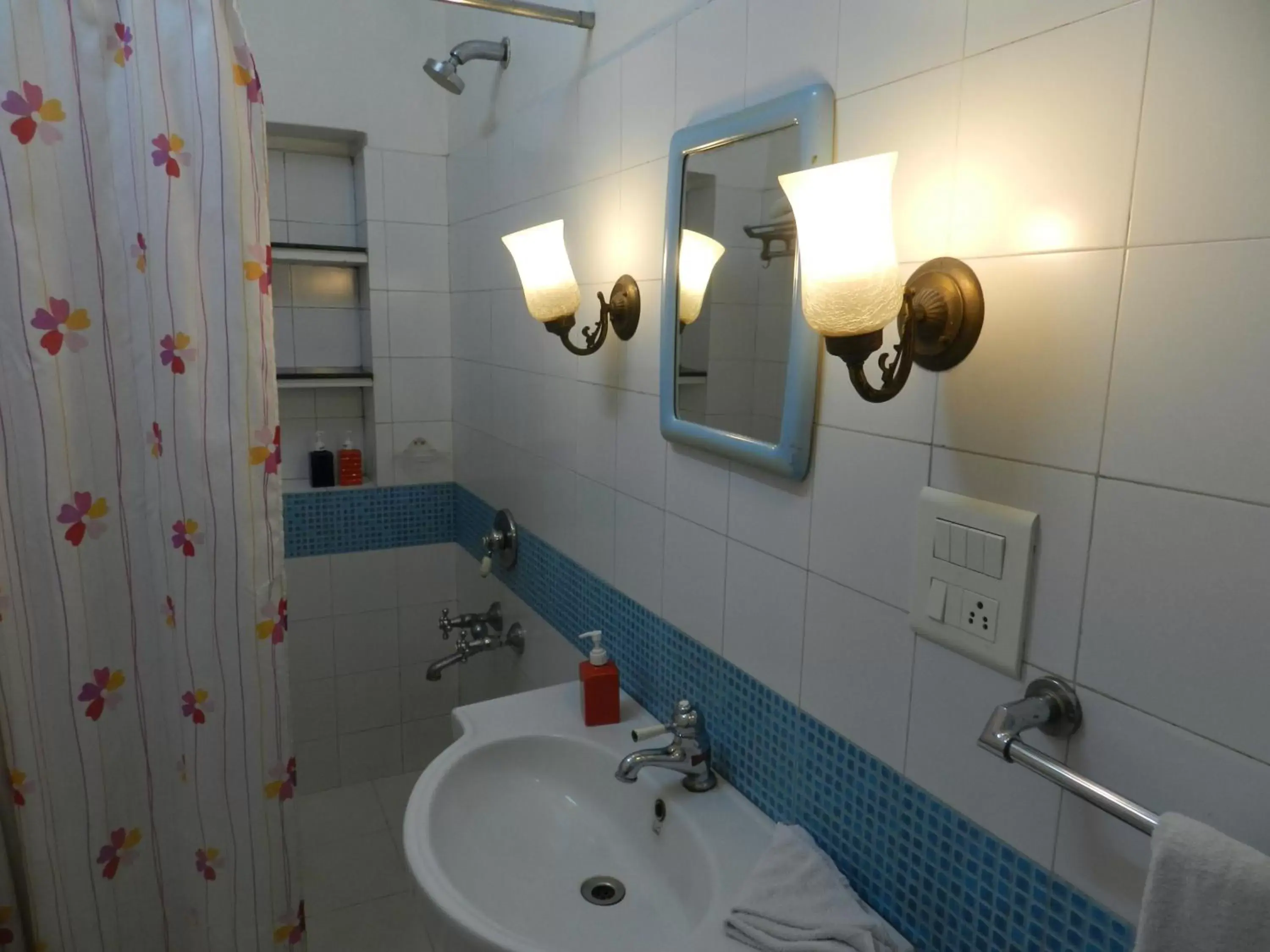 Bathroom in Hotel Arya Niwas