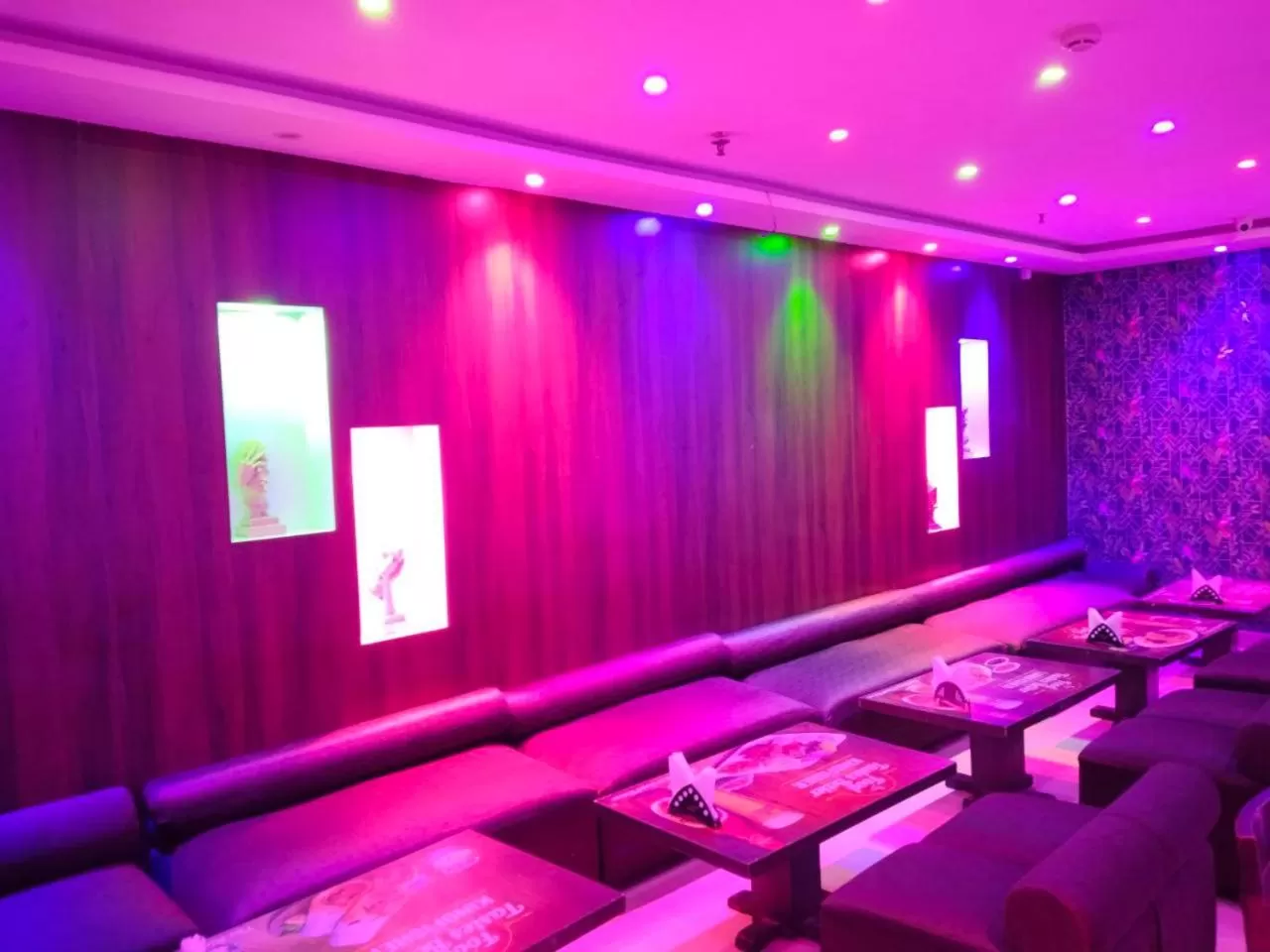 Restaurant/places to eat in Hotel Airlines