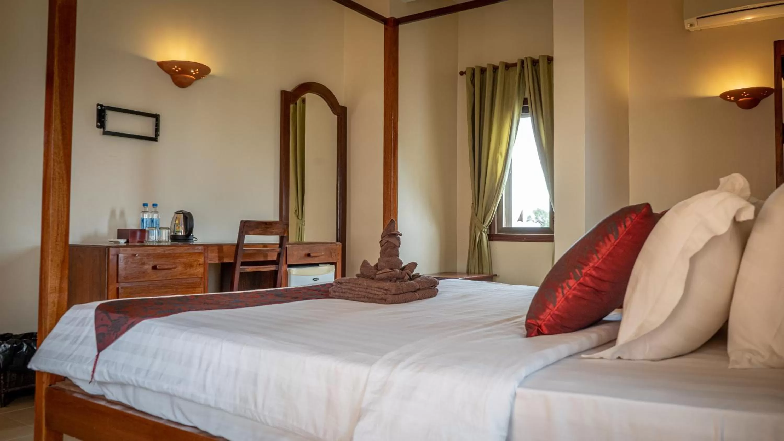 Bed in DEN HOTEL TOTONOU SIEM REAP