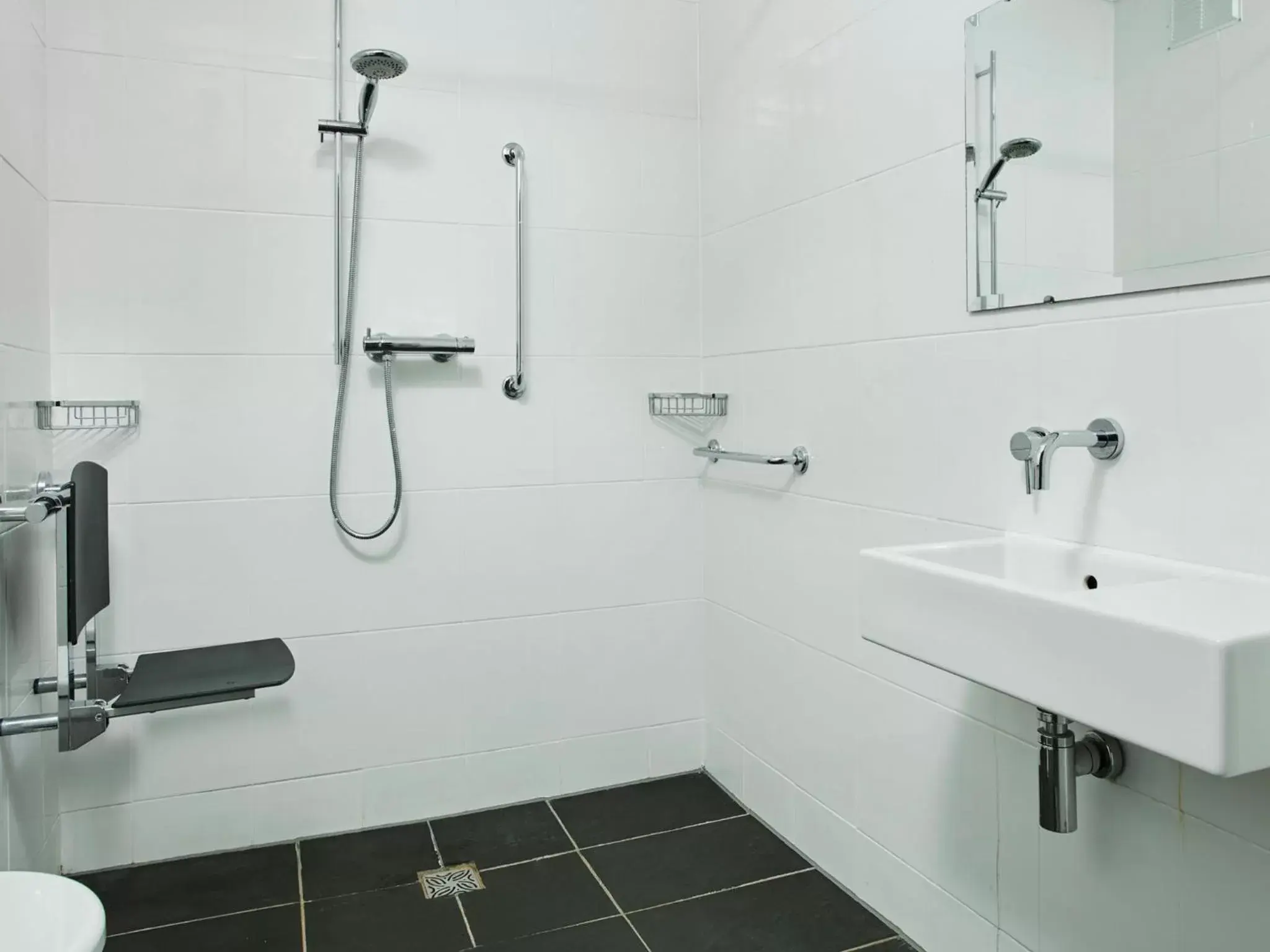 Bathroom in Leonardo Hotel Cheltenham - Formerly Jurys Inn